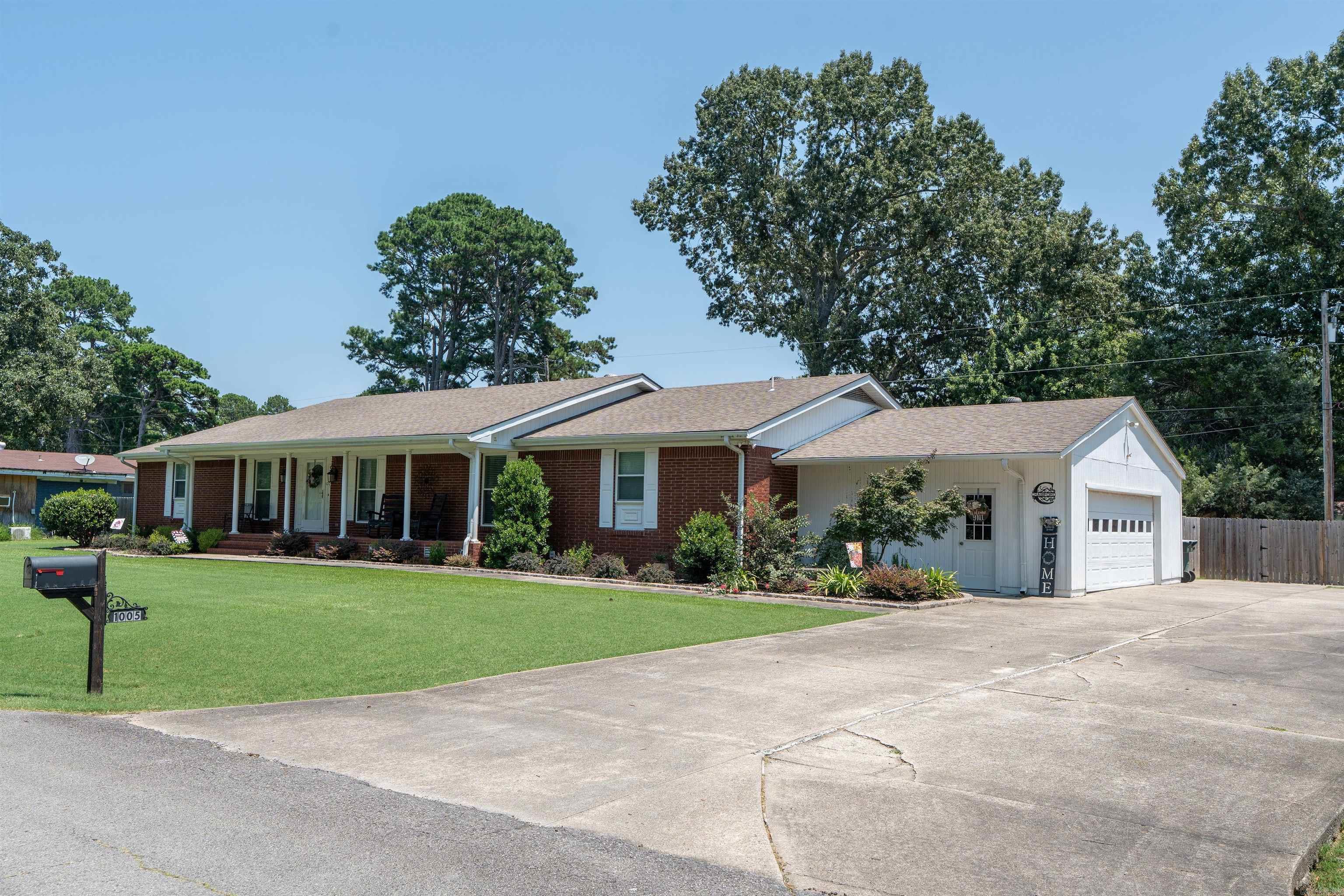 1005 Lakeshore Drive Property Photo 2