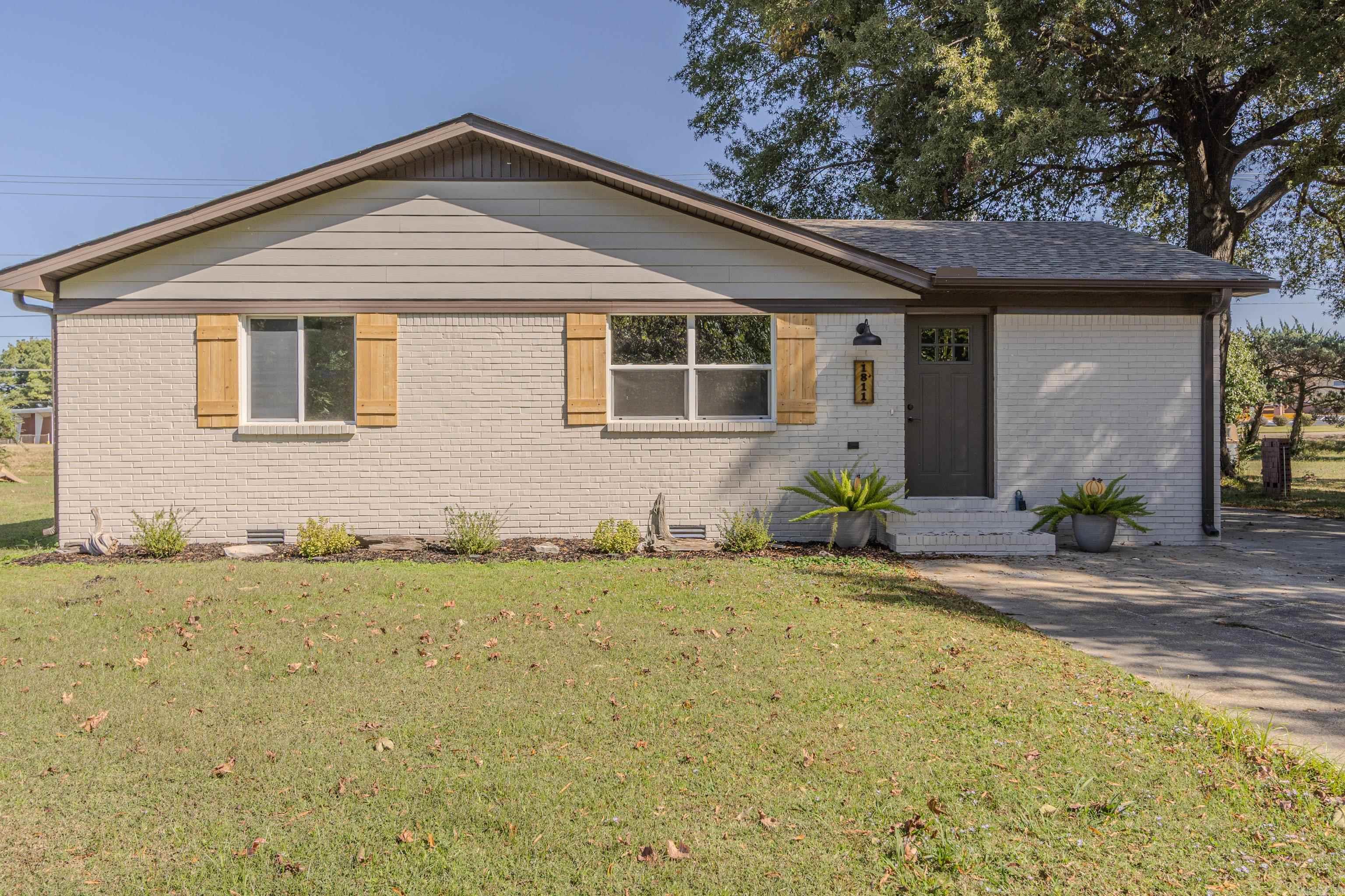 1811 Magnolia Lane Property Photo 1