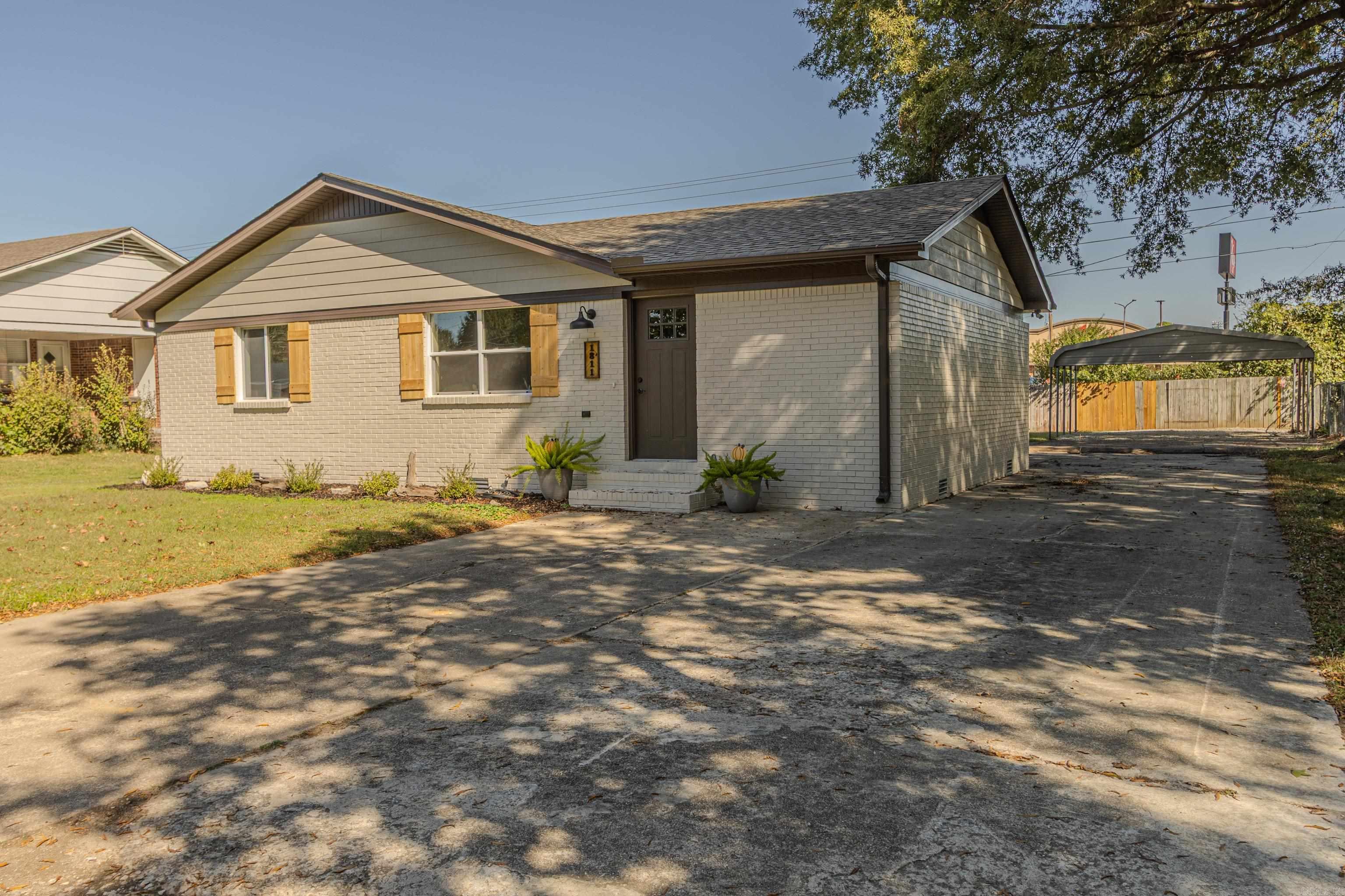 1811 Magnolia Lane Property Photo 2
