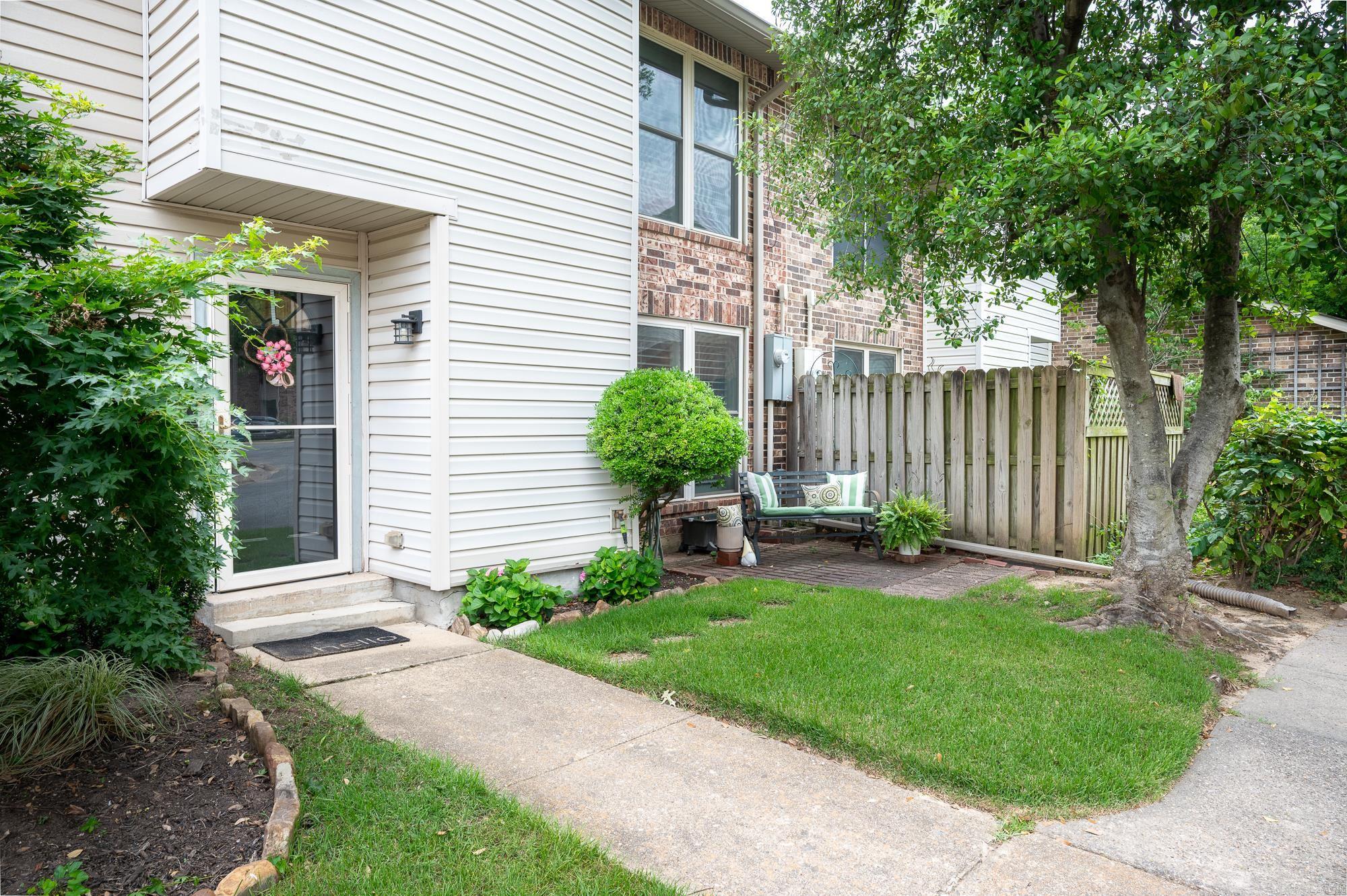 32 Hampshire Circle Property Photo 1