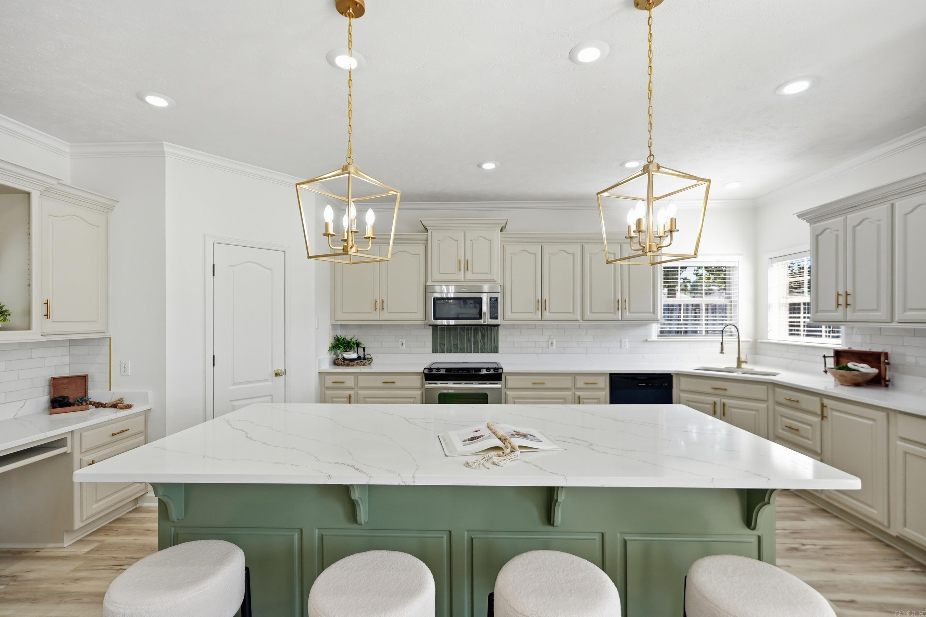 1724 Oakbrook Drive Property Photo 3