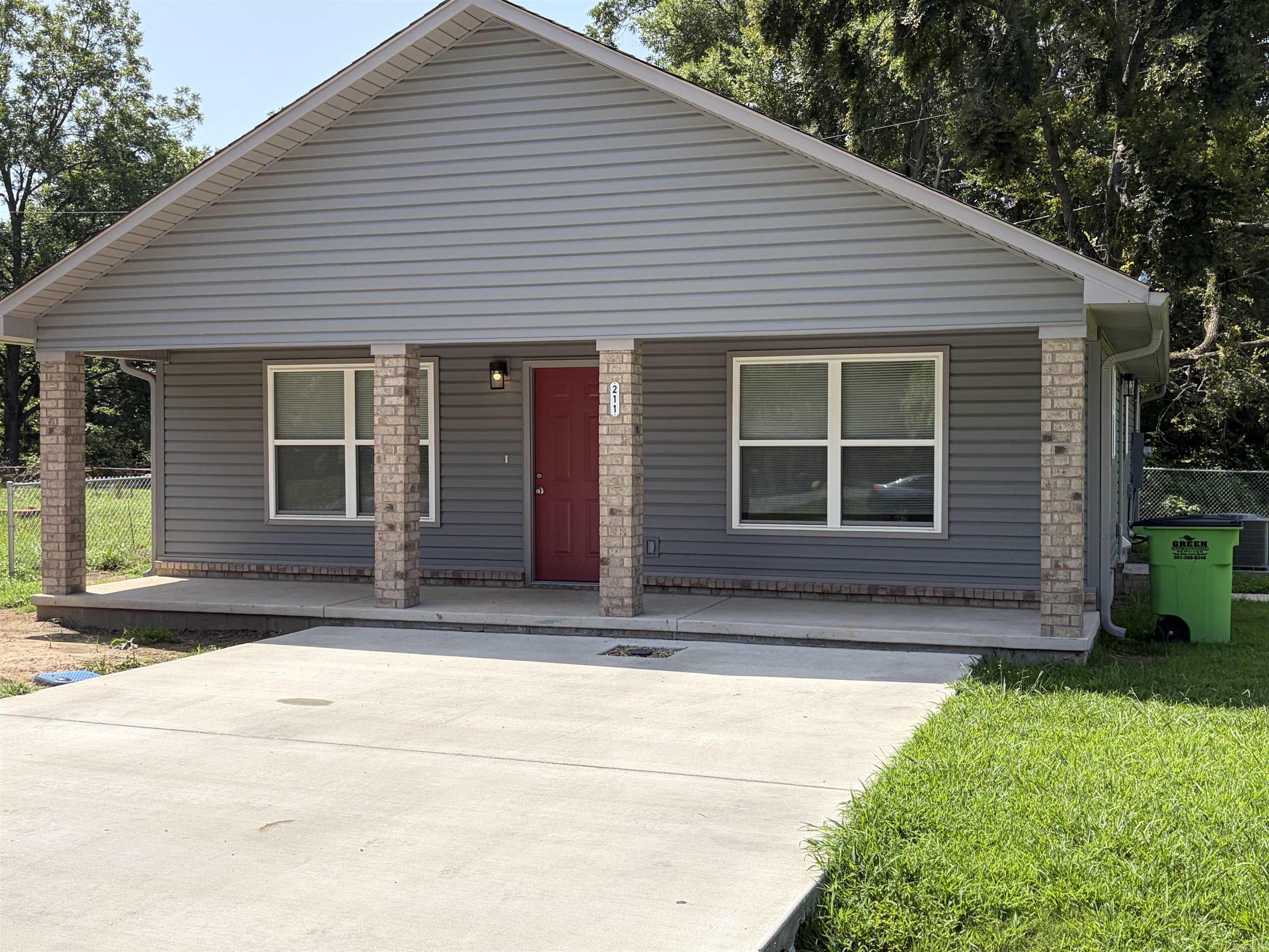 211 Thomas Circle Property Photo 1