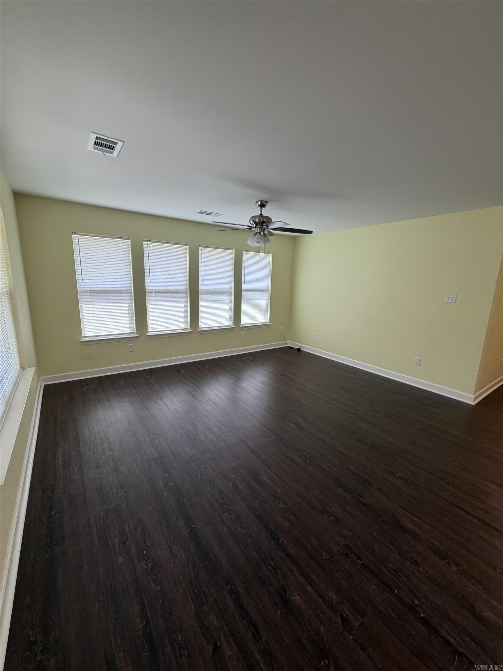 211 Thomas Circle Property Photo 3