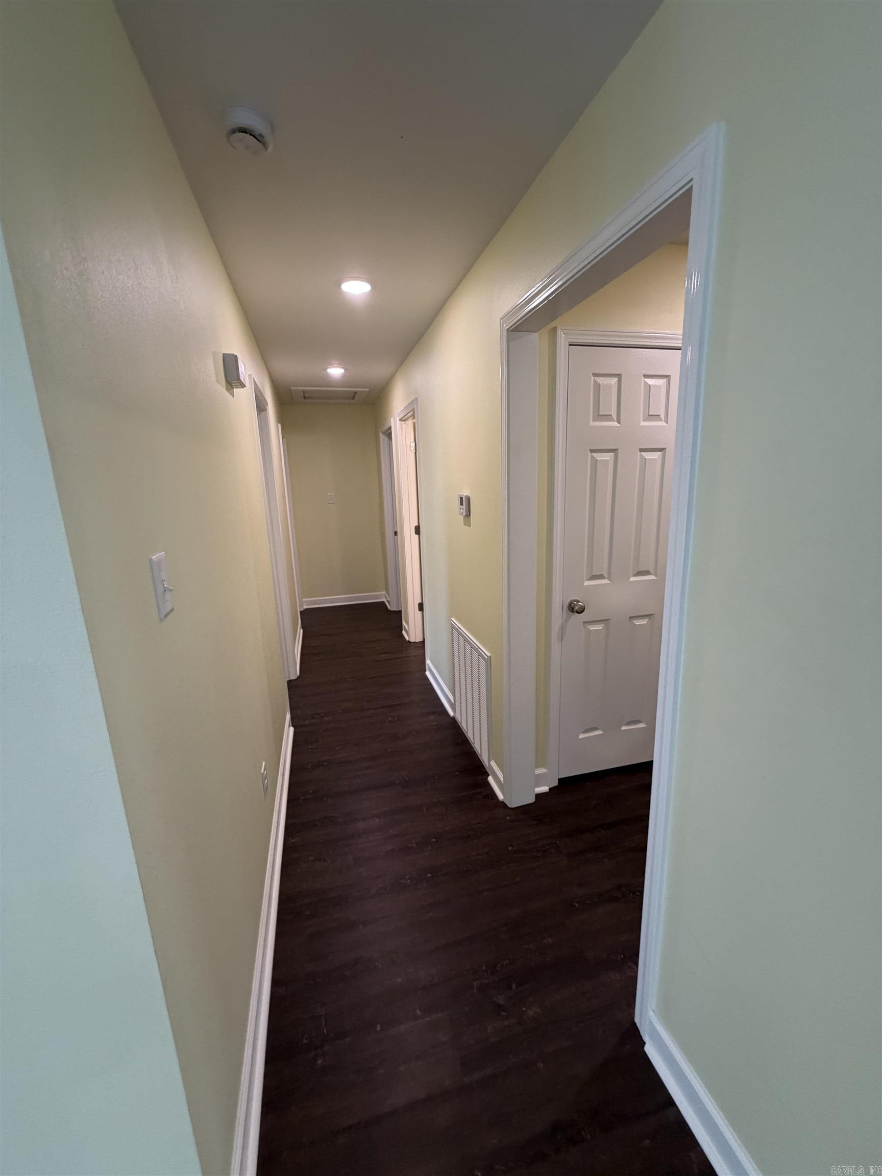 211 Thomas Circle Property Photo 4