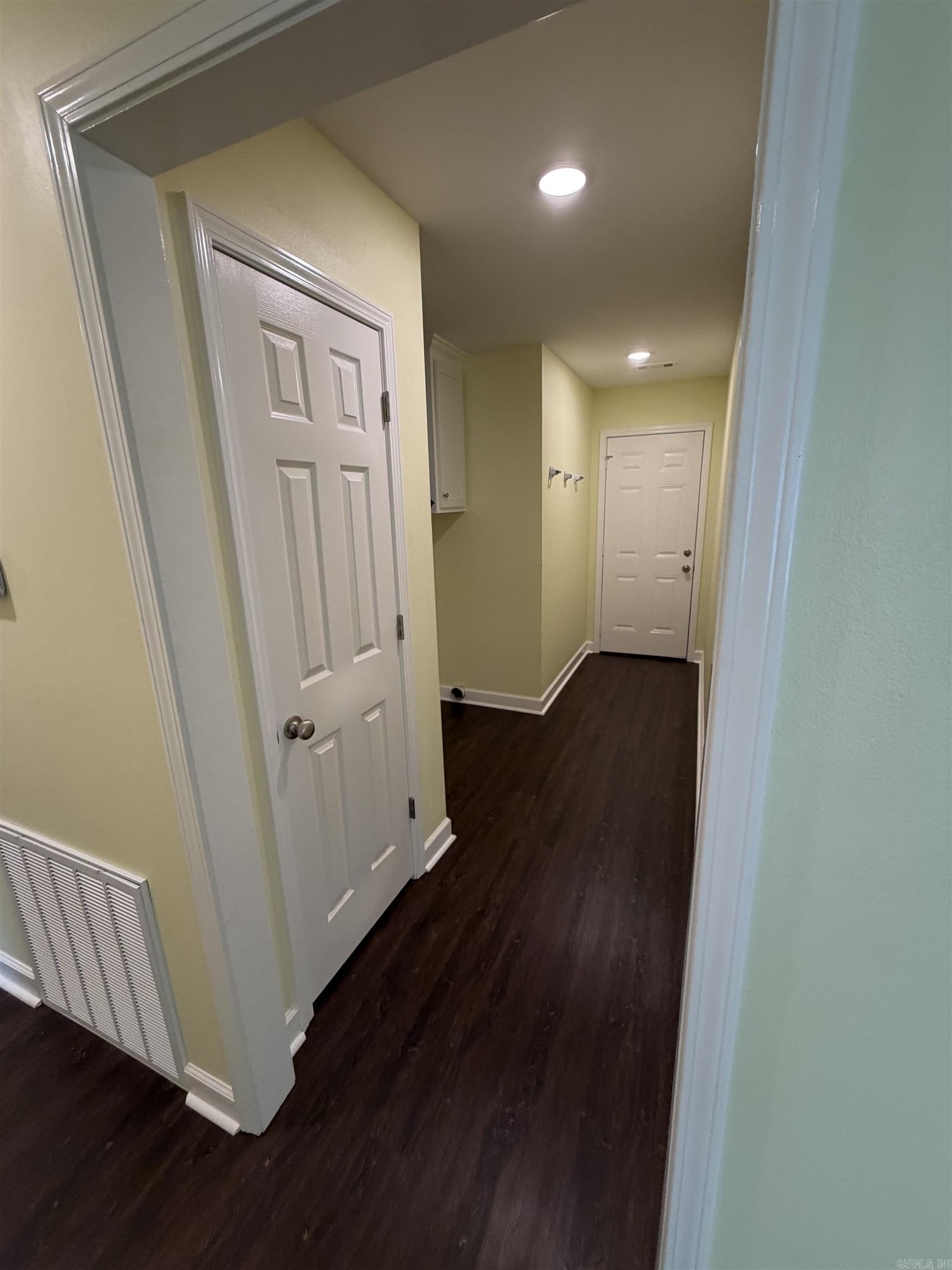 211 Thomas Circle Property Photo 5