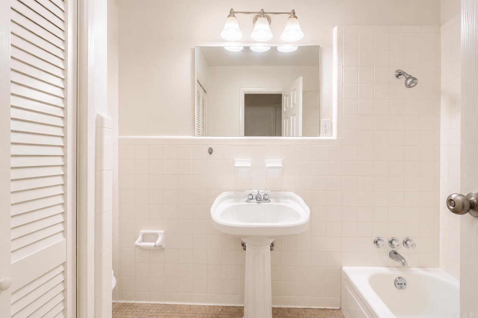 1111 Edgehill Drive Property Photo 4