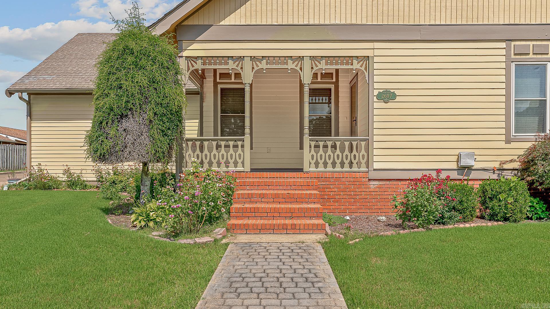 2607 Greenbriar Property Photo 3