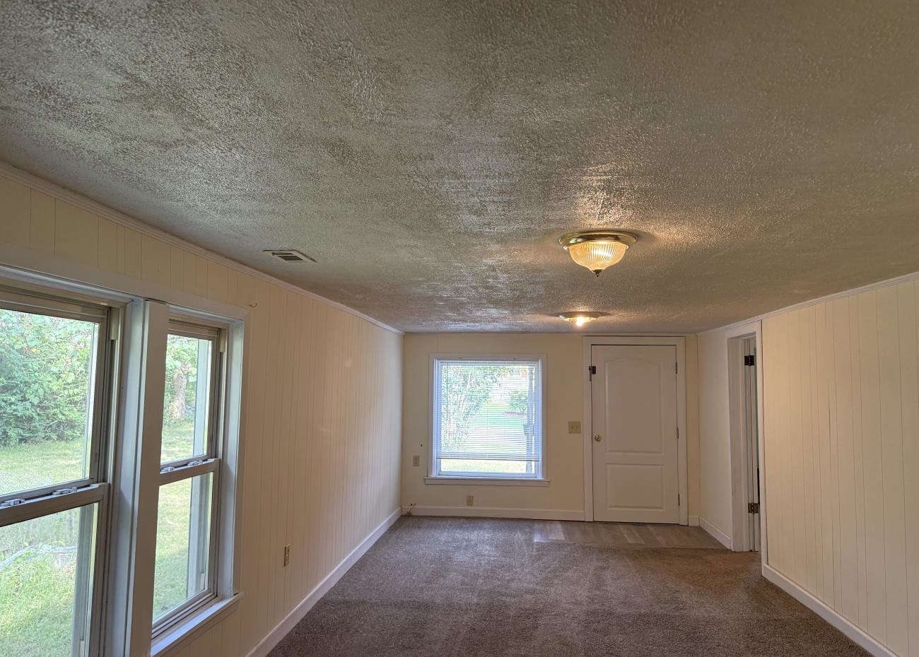 105 S Elm Property Photo 2