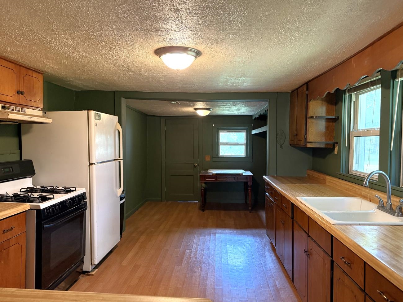 105 S Elm Property Photo 4