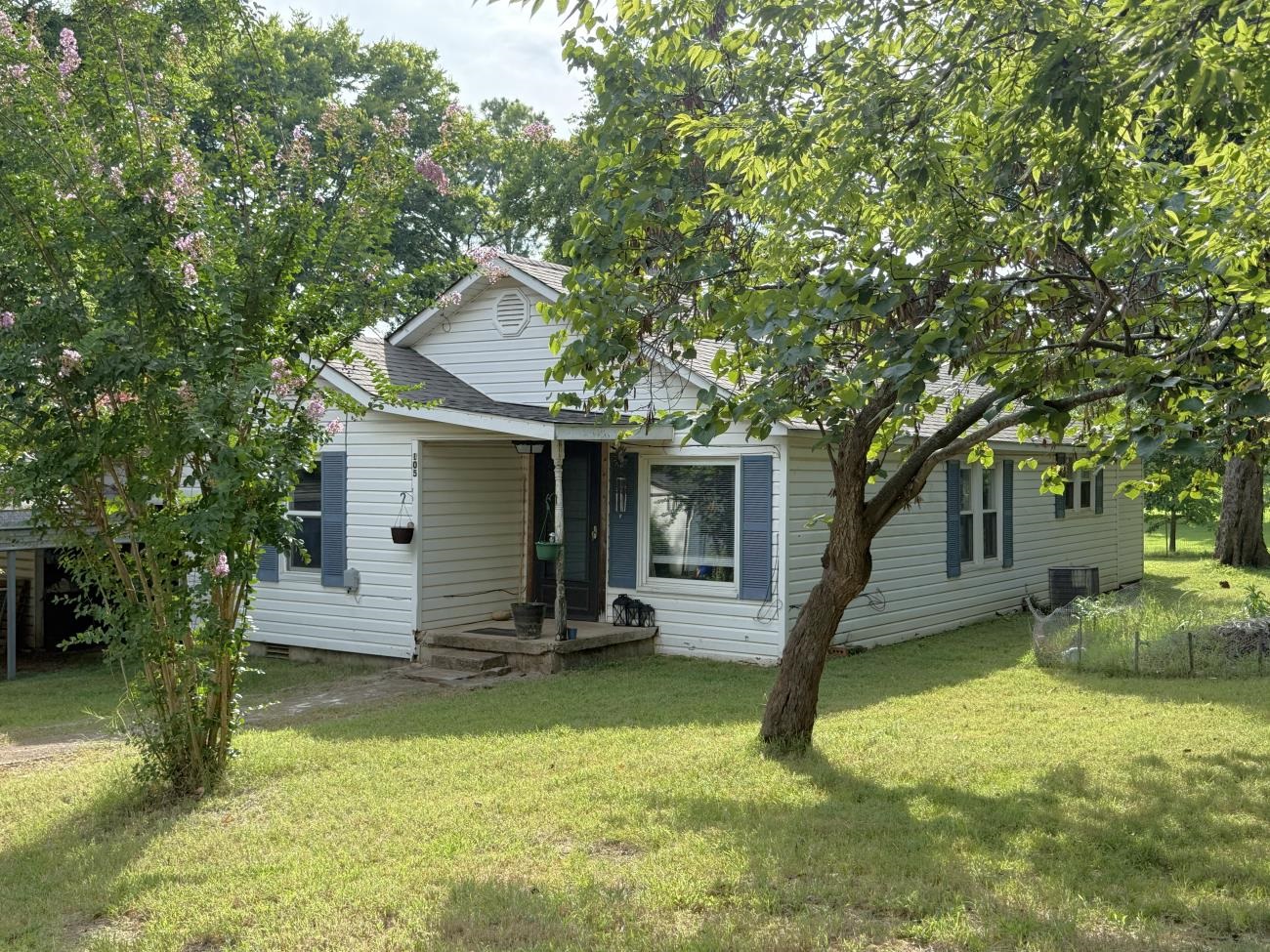 105 S Elm Property Photo 22