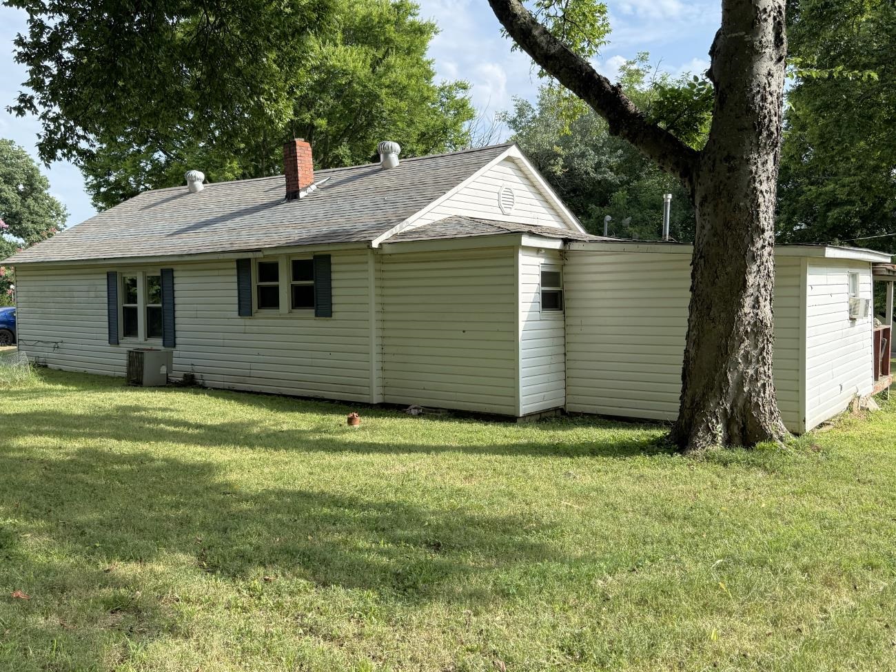 105 S Elm Property Photo 24