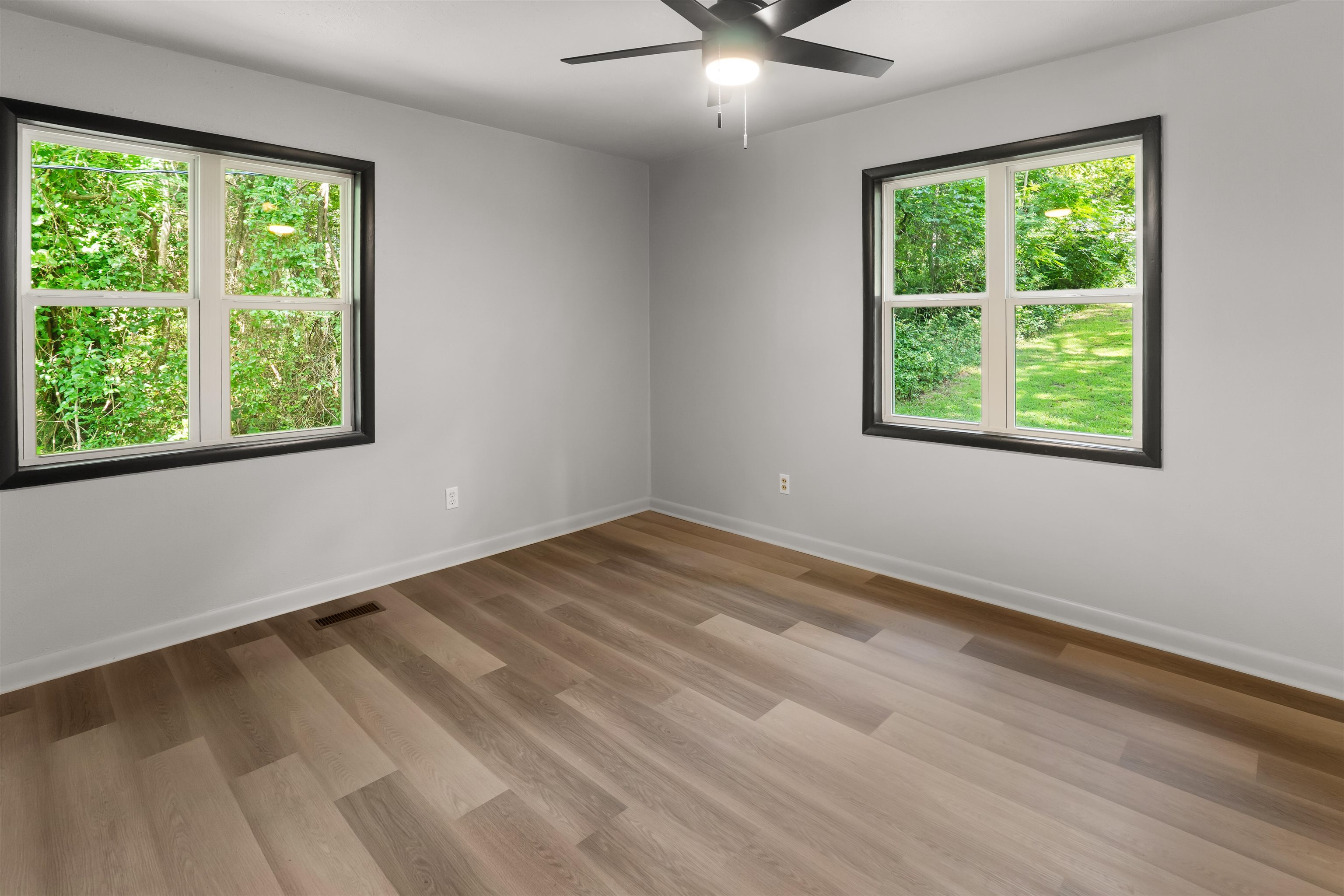 284 Burgundy Pl. Property Photo 12