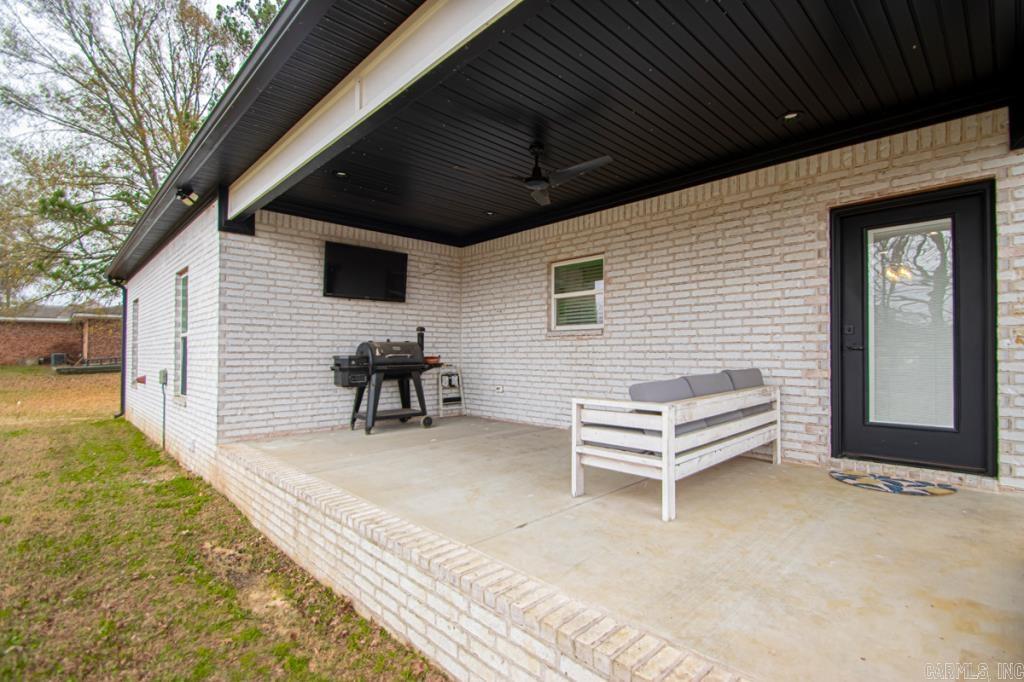 422 Highway 225 W Property Photo 8