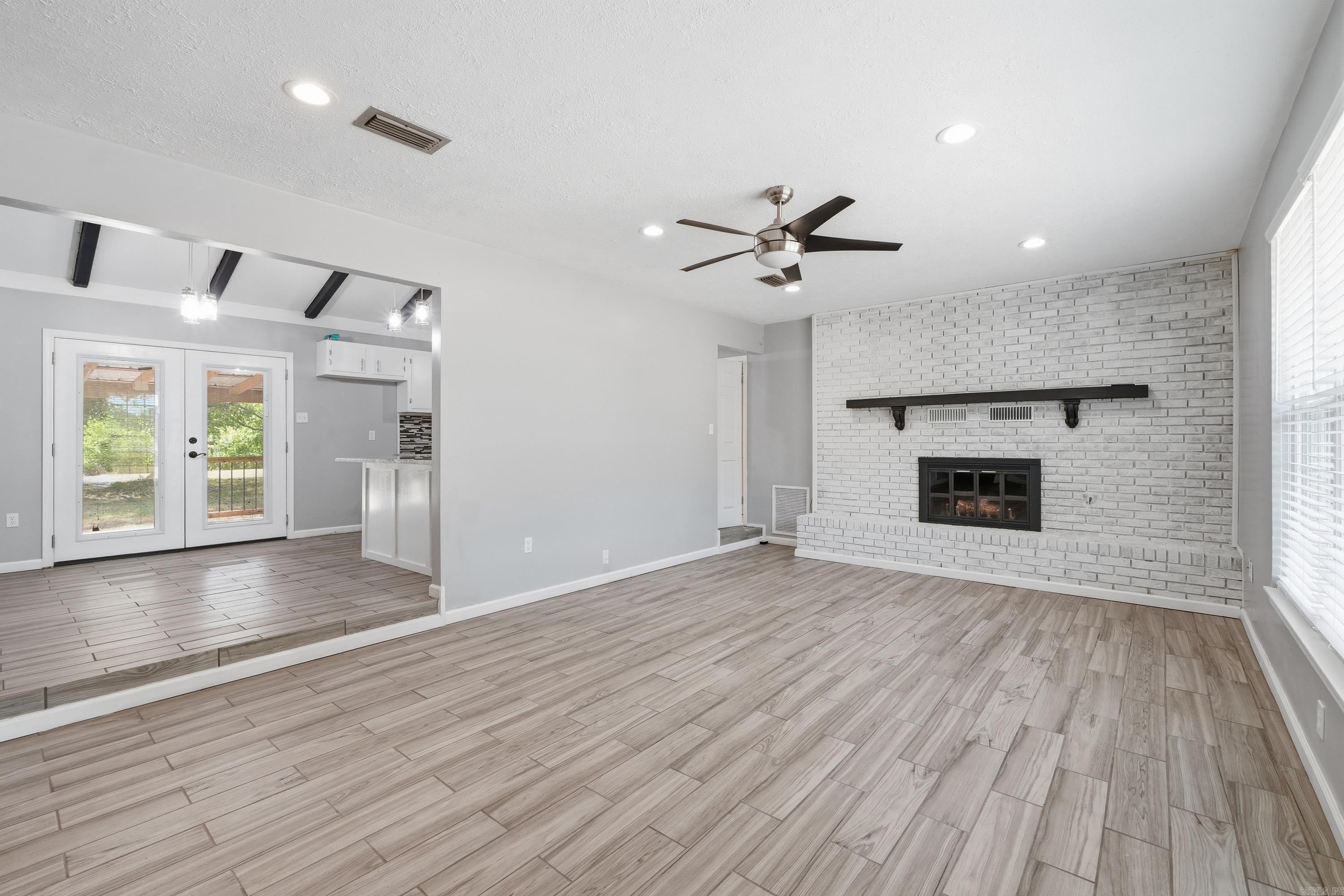 225 E German Lane Property Photo 4