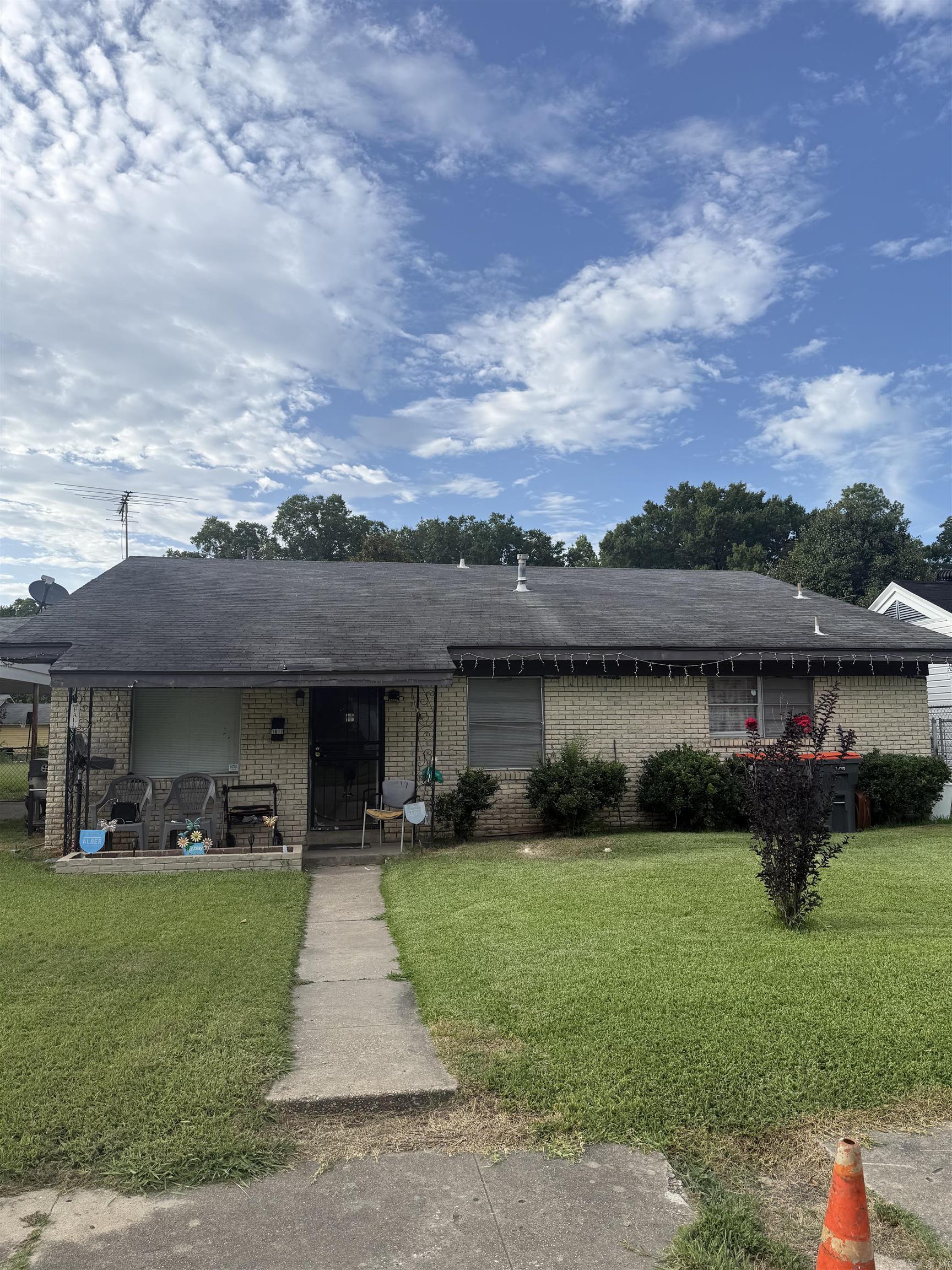 1611 Vaughn St Property Photo 1