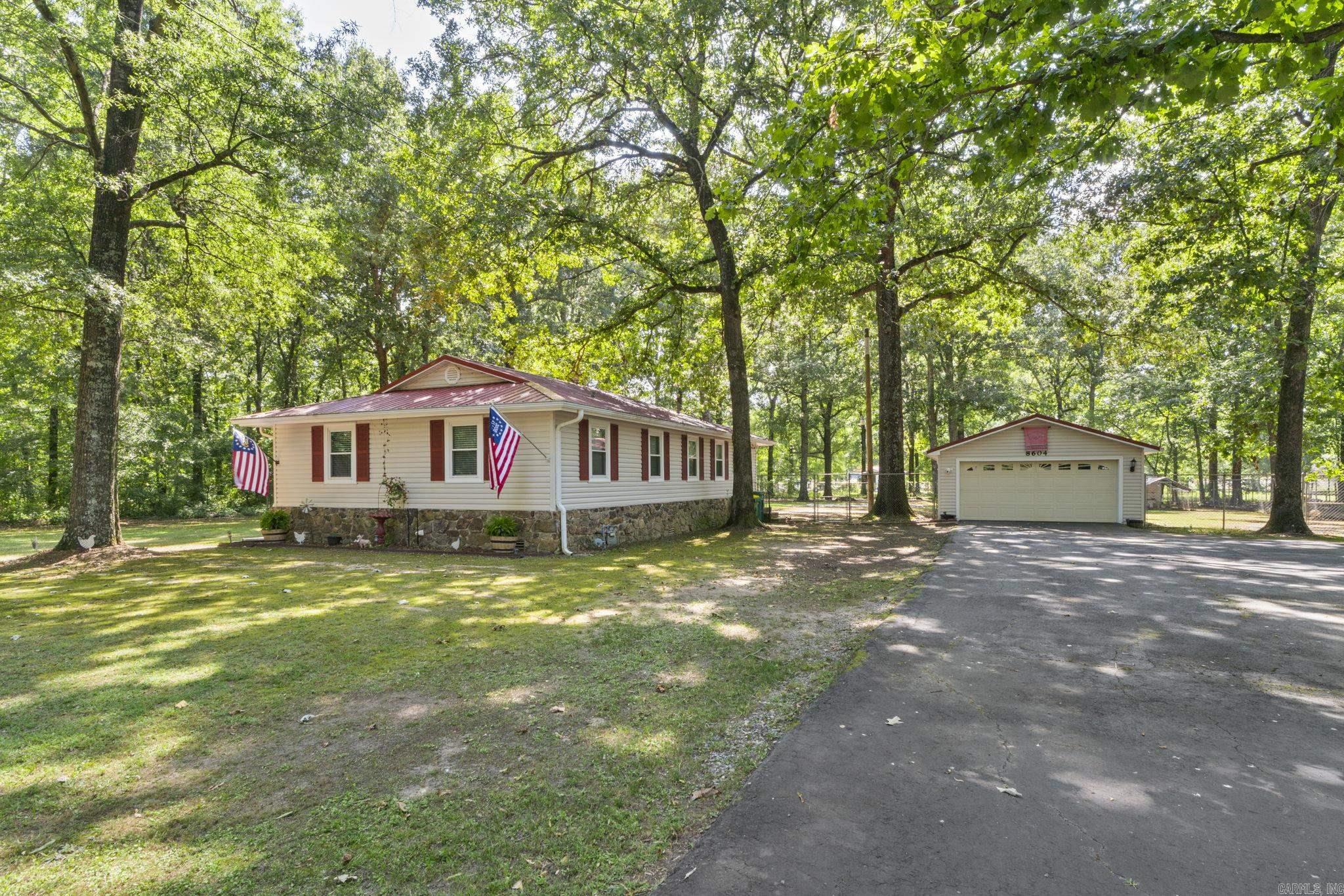 8604 Yellow Oak Drive Property Photo 3