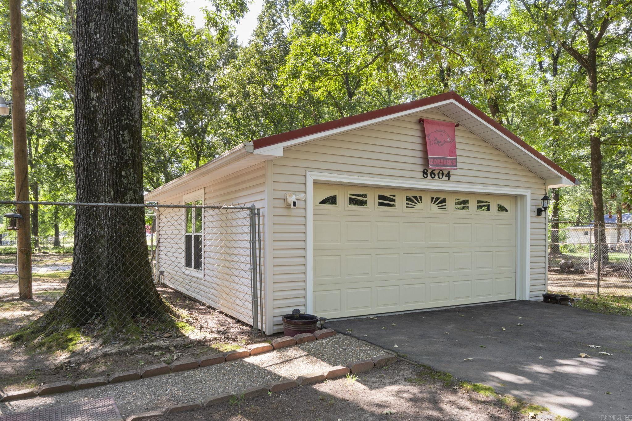 8604 Yellow Oak Drive Property Photo 4