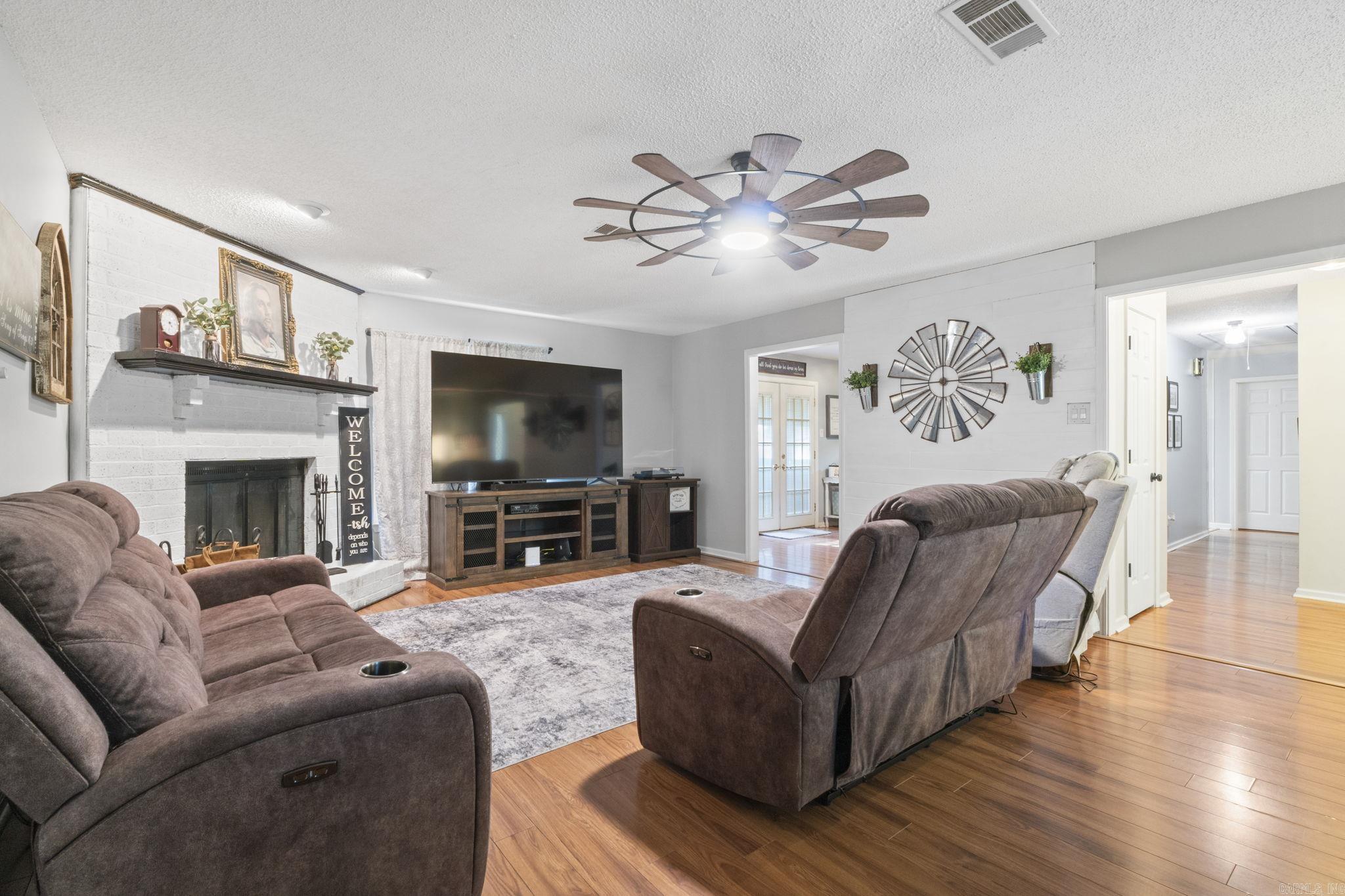 8604 Yellow Oak Drive Property Photo 8