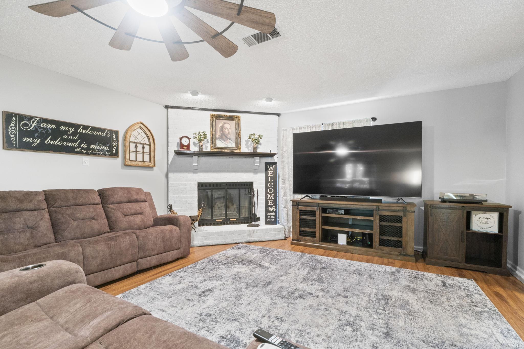 8604 Yellow Oak Drive Property Photo 9