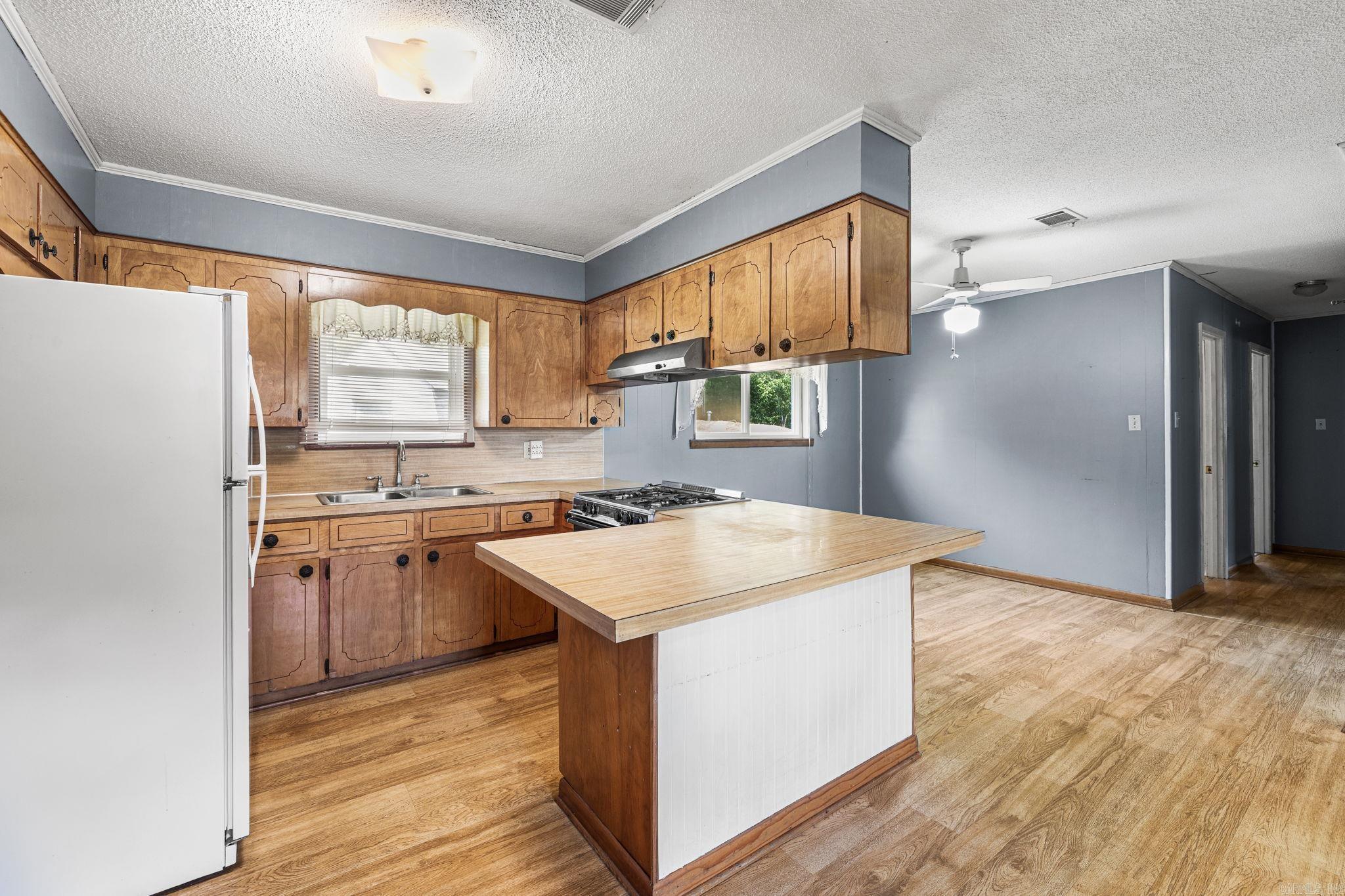 190 Markham Property Photo 11