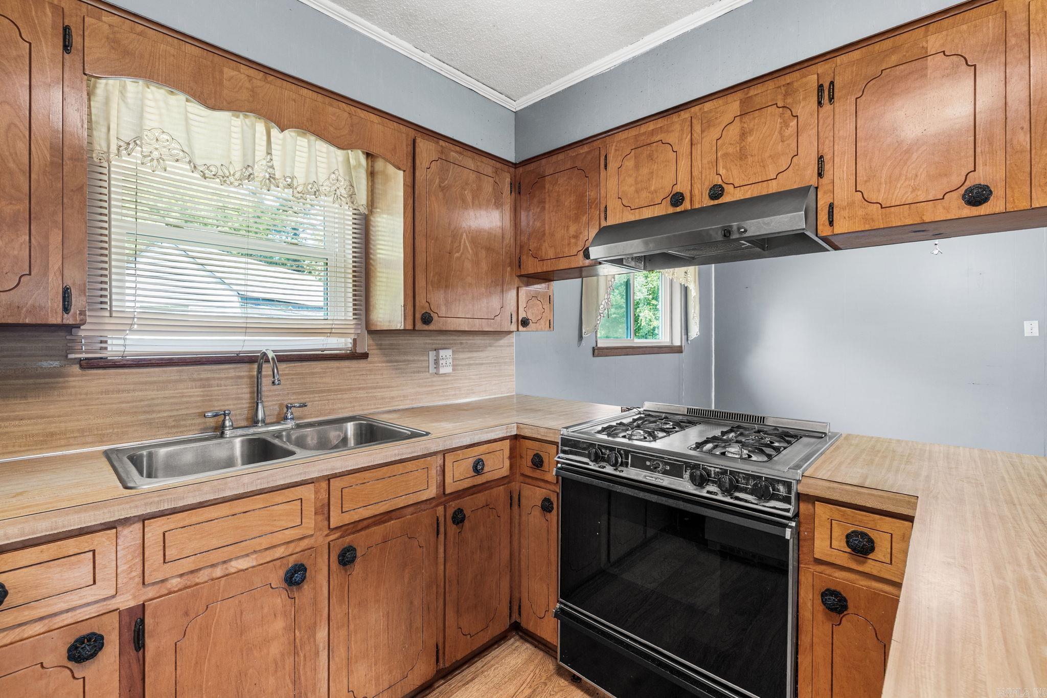 190 Markham Property Photo 12