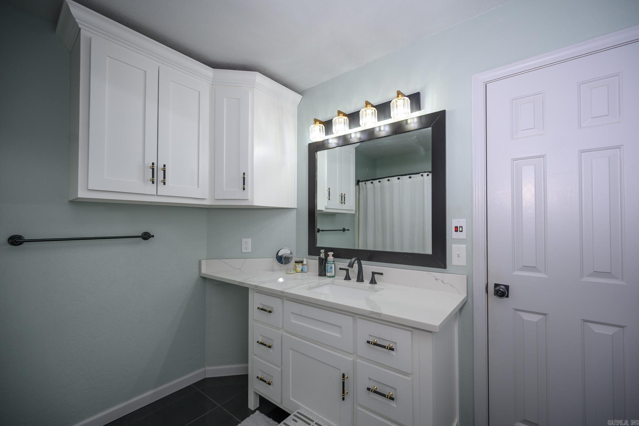 1700 Valley View Dr Property Photo 8