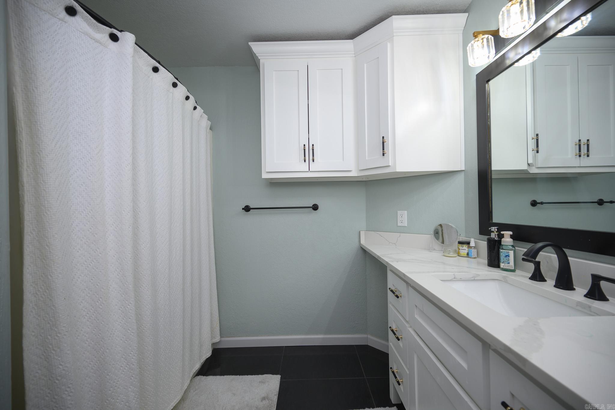 1700 Valley View Dr Property Photo 9