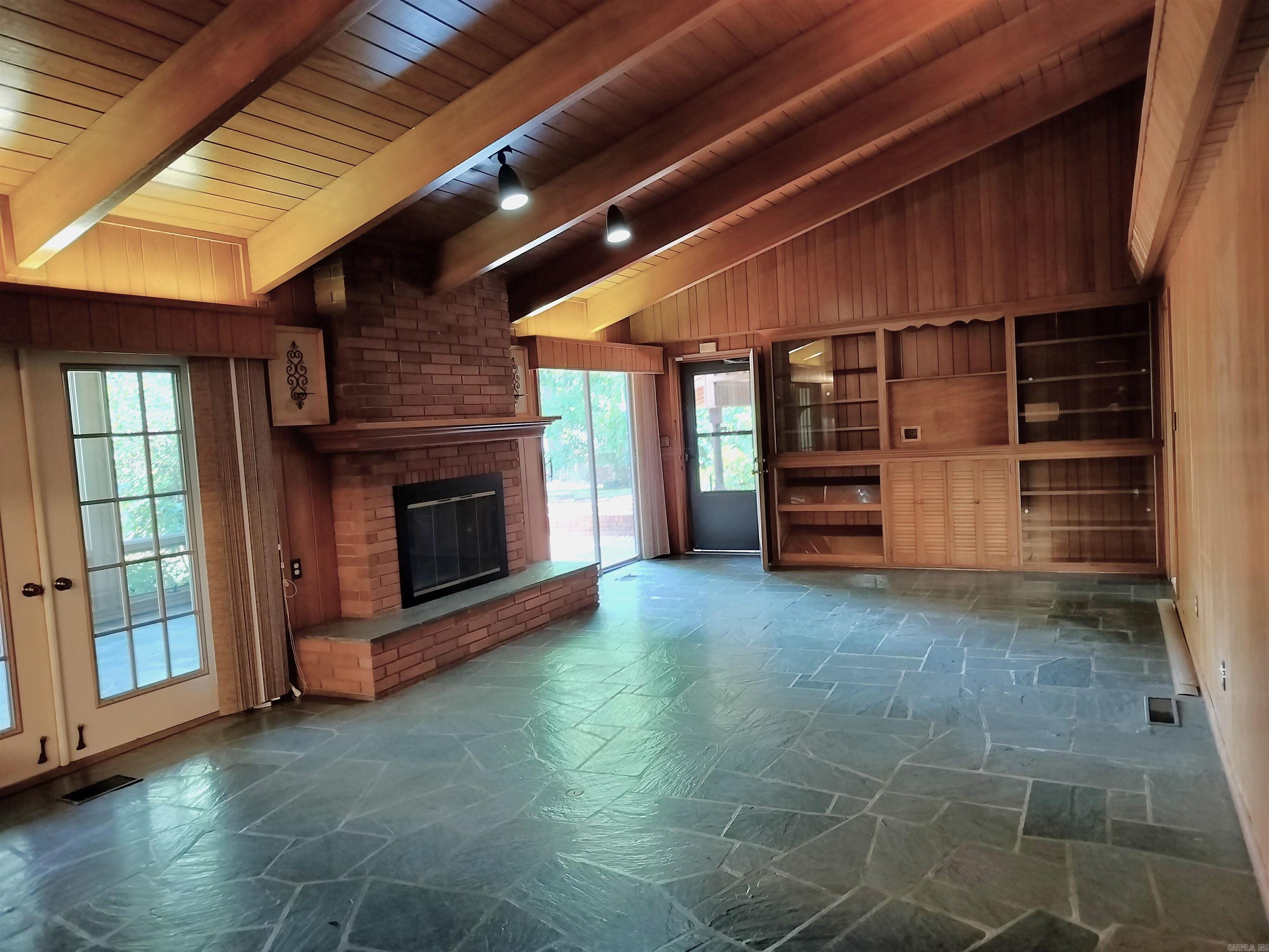 901 Poplar Street Property Photo 4