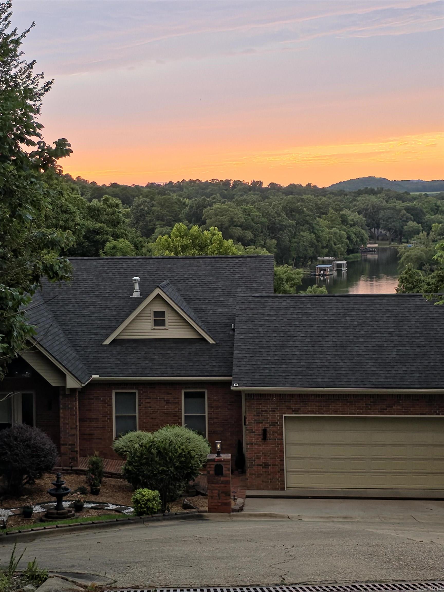 139 Waterfront Court Property Photo 2
