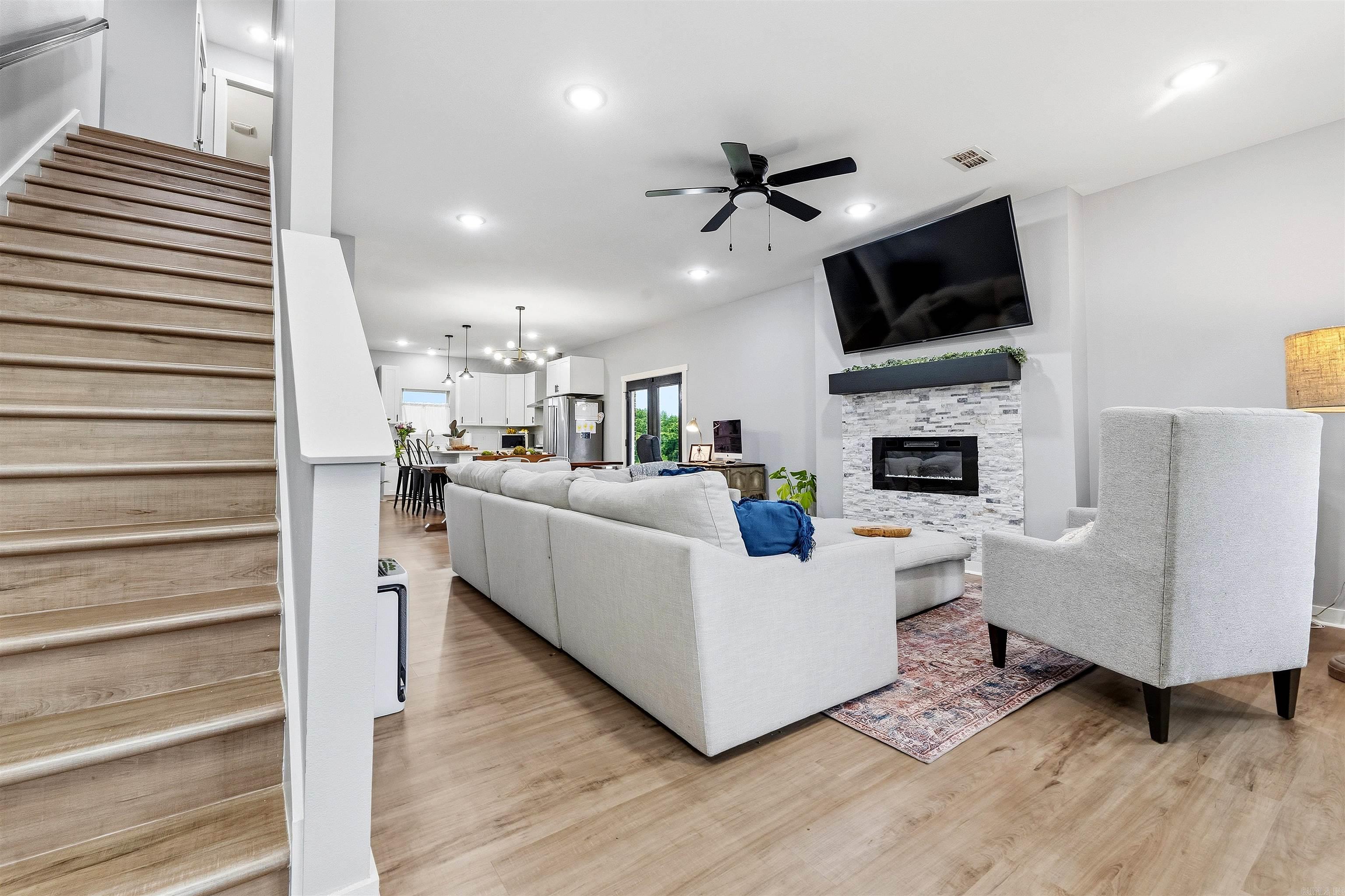 5613 Victoria Court Property Photo 3