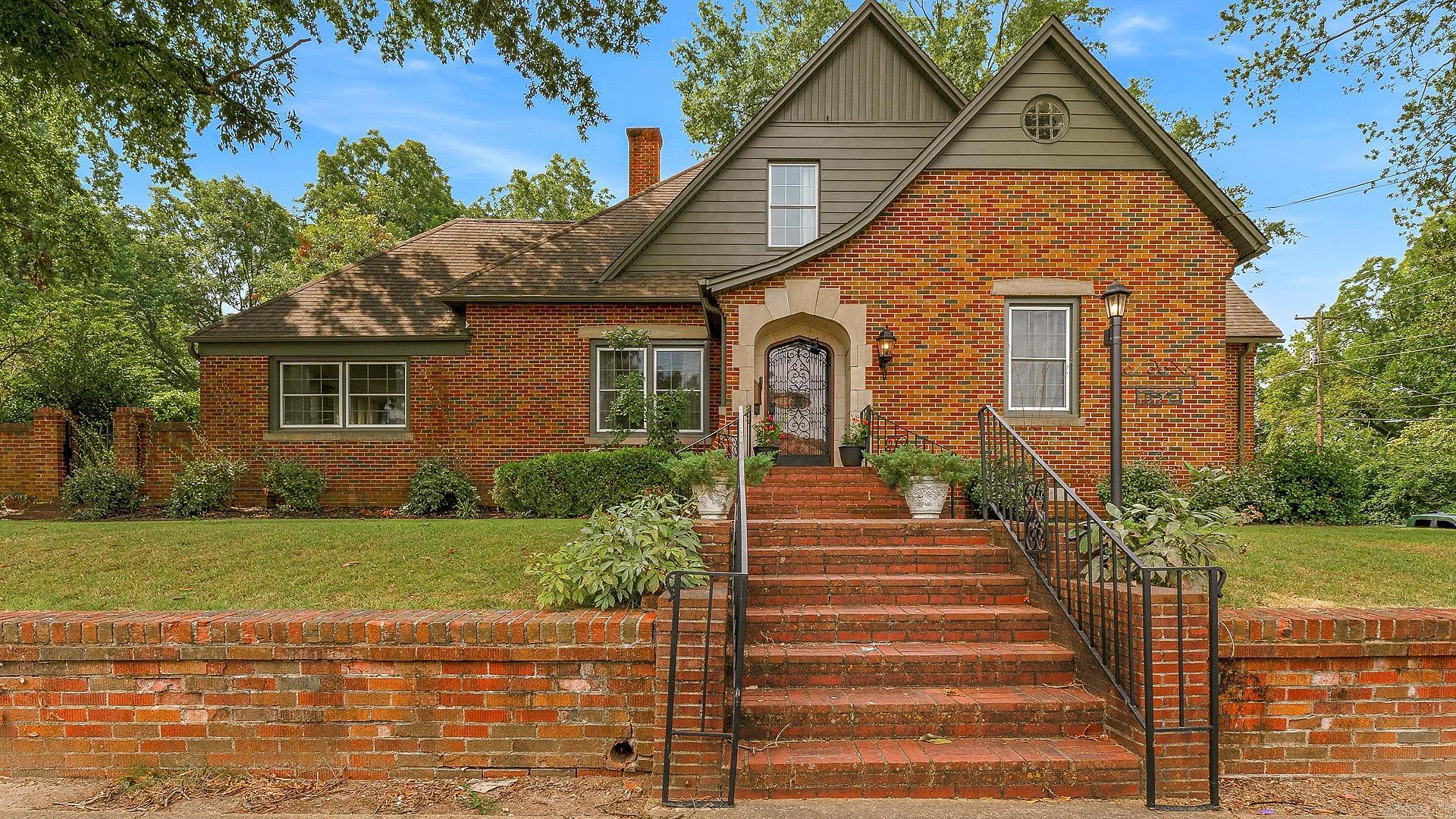 537 Warner Avenue Property Photo 1