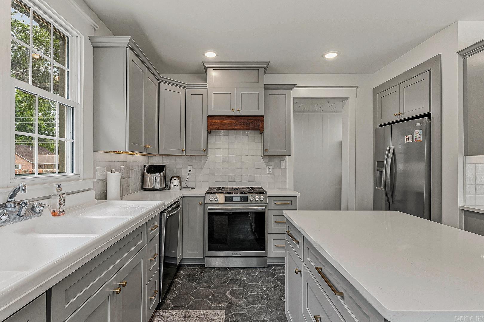 537 Warner Avenue Property Photo 13