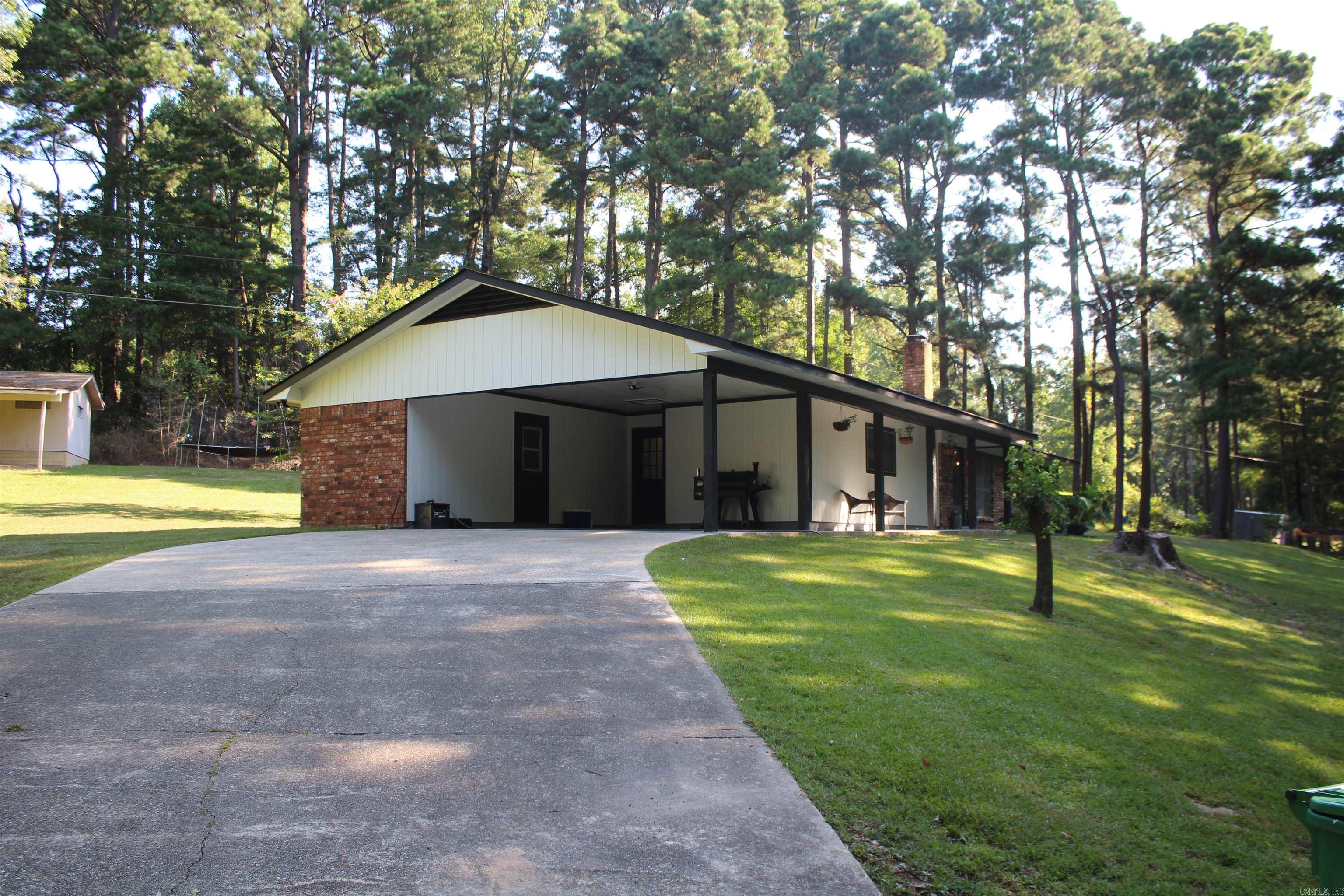 201 Anglewood Street Property Photo 3