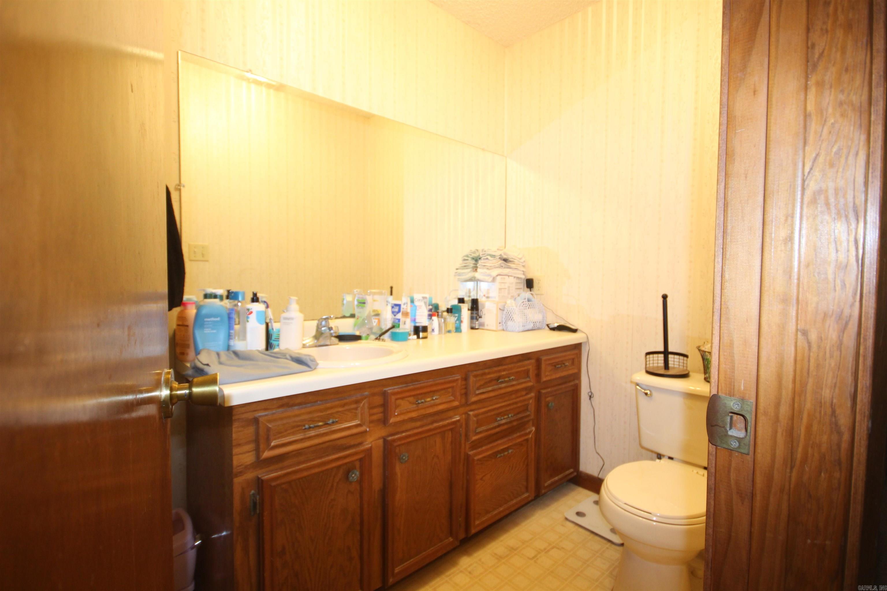 201 Anglewood Street Property Photo 12