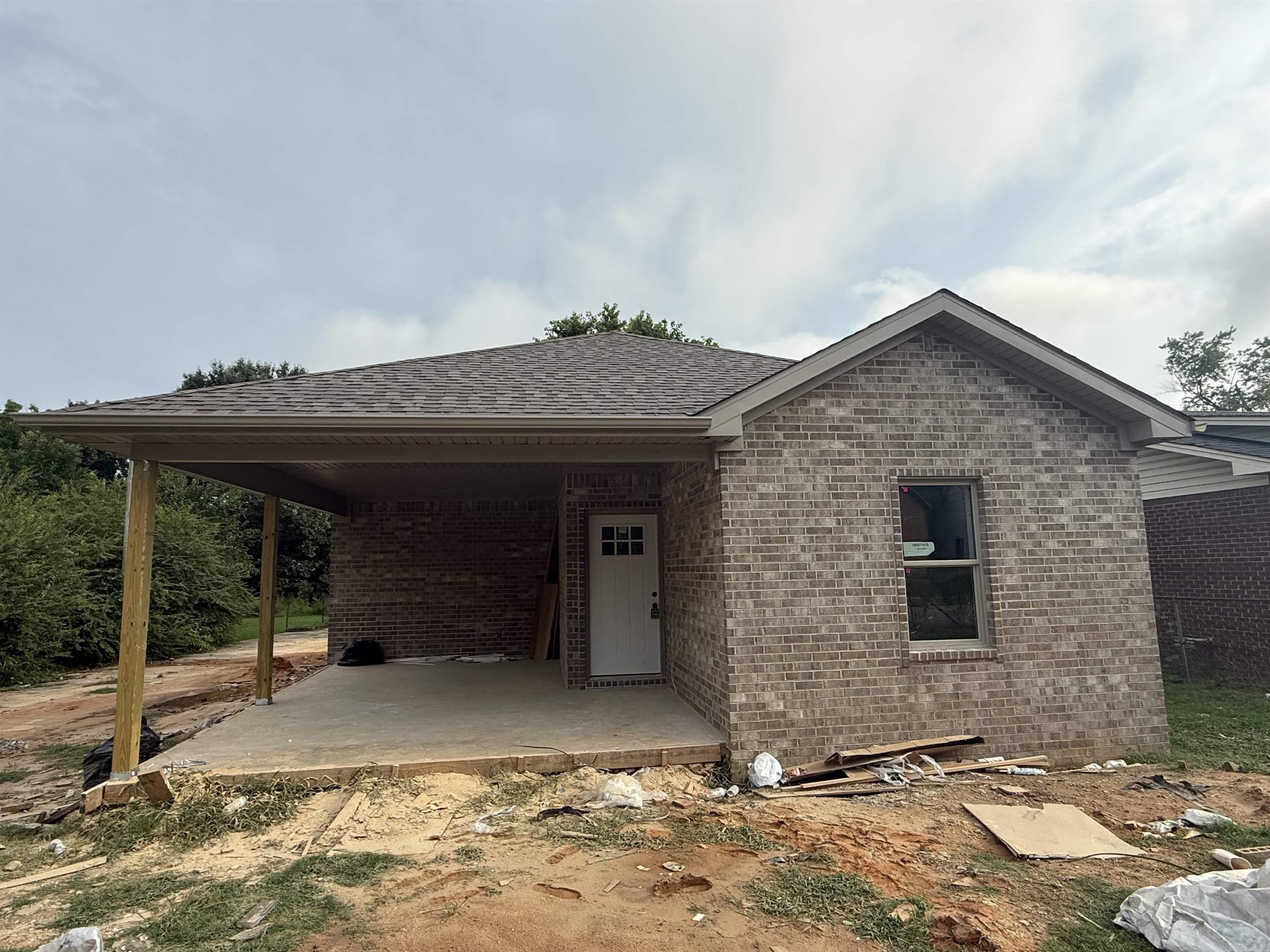 612 E Lake St Property Photo 1