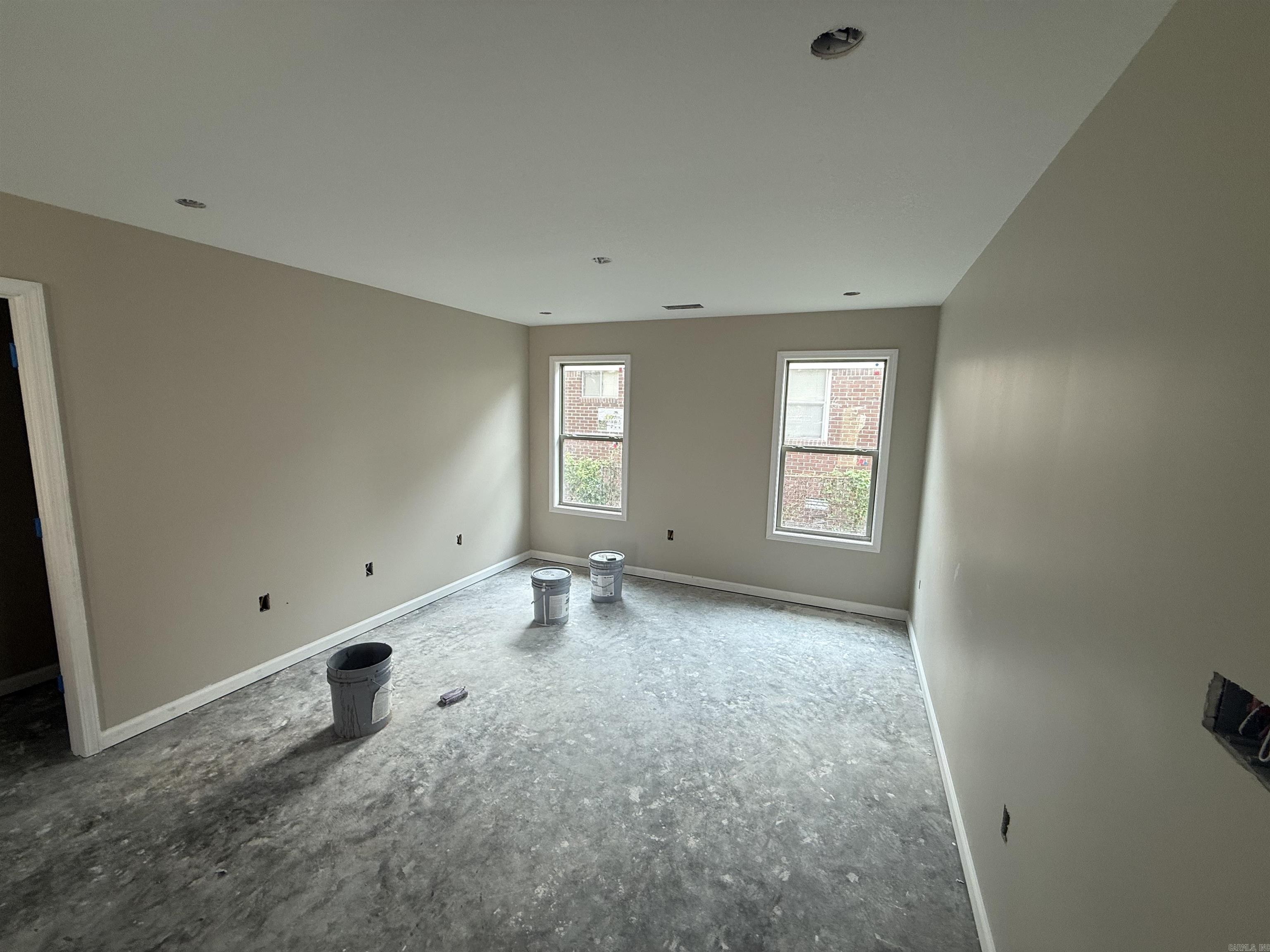 612 E Lake St Property Photo 2