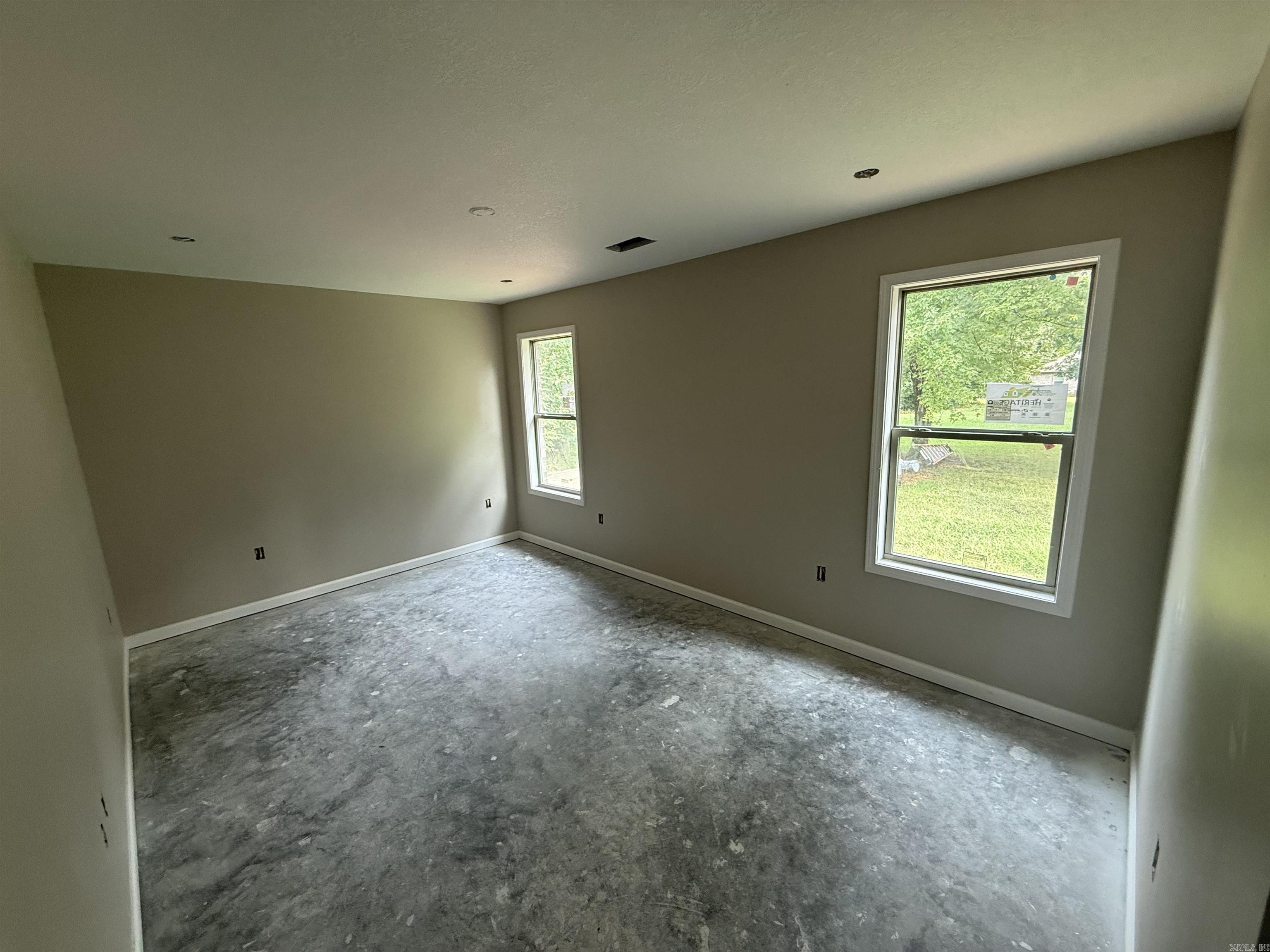 612 E Lake St Property Photo 3