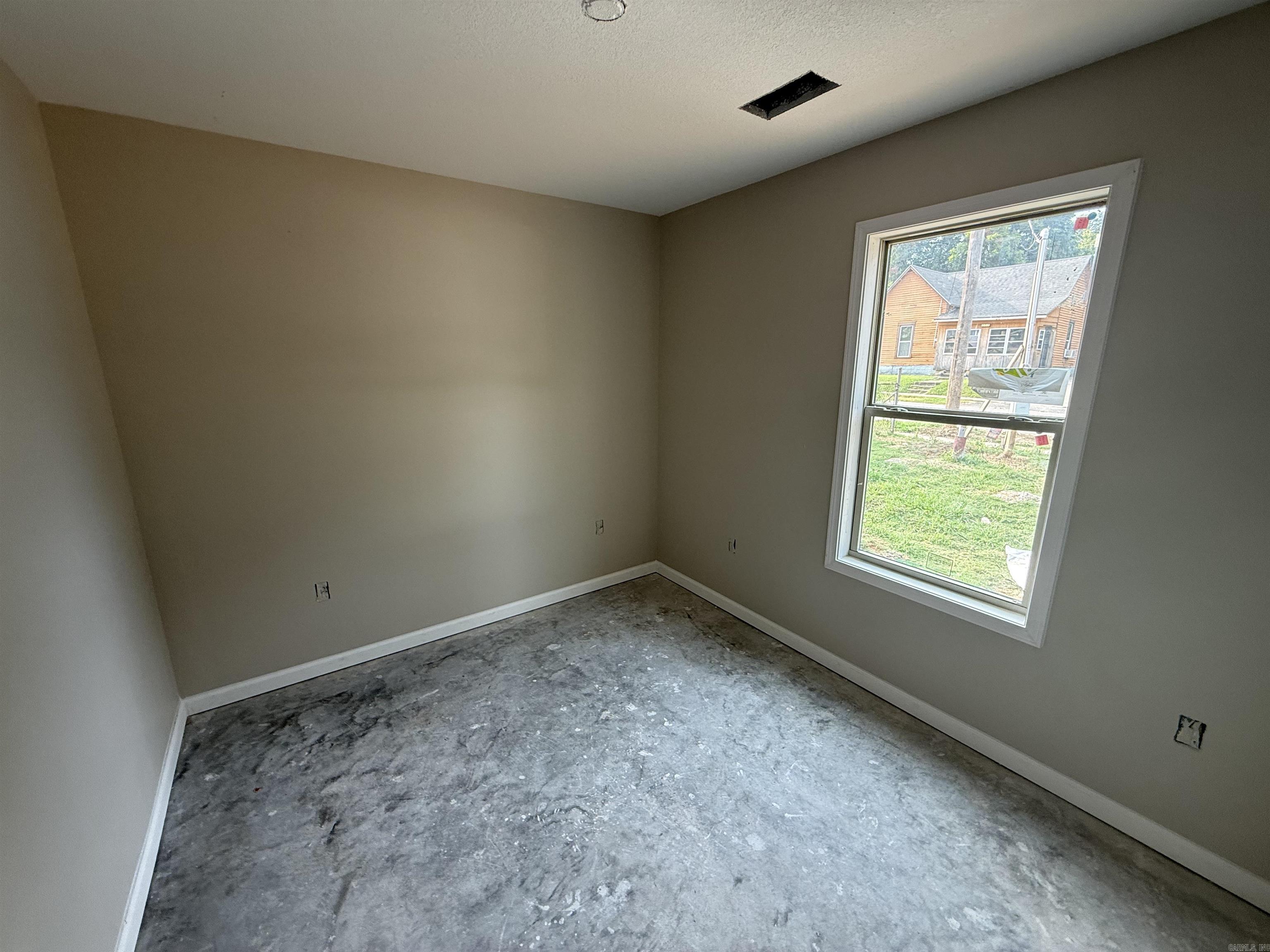 612 E Lake St Property Photo 4