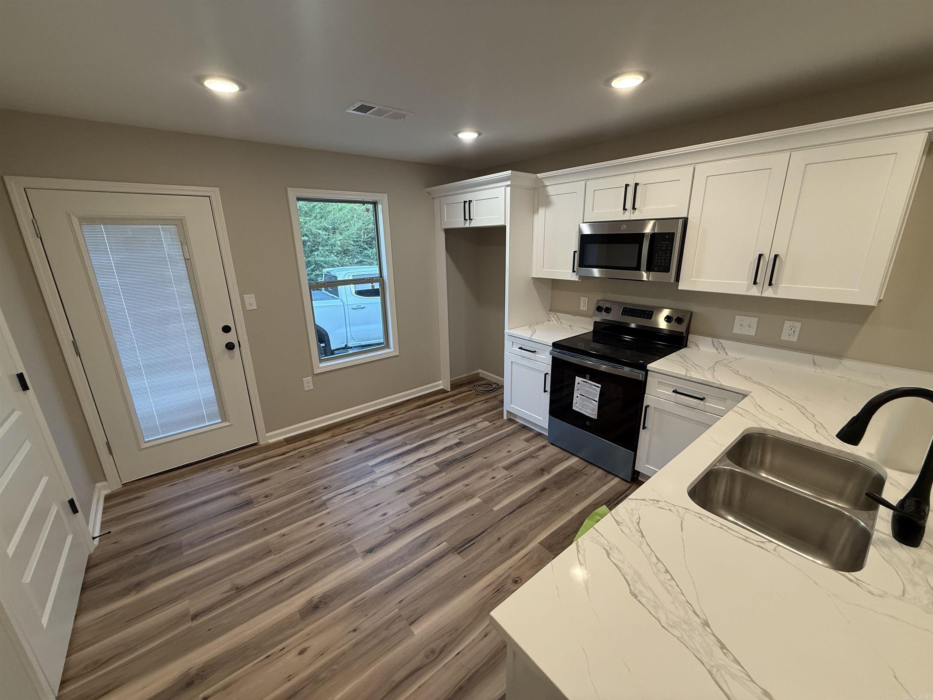612 E Lake St Property Photo 4
