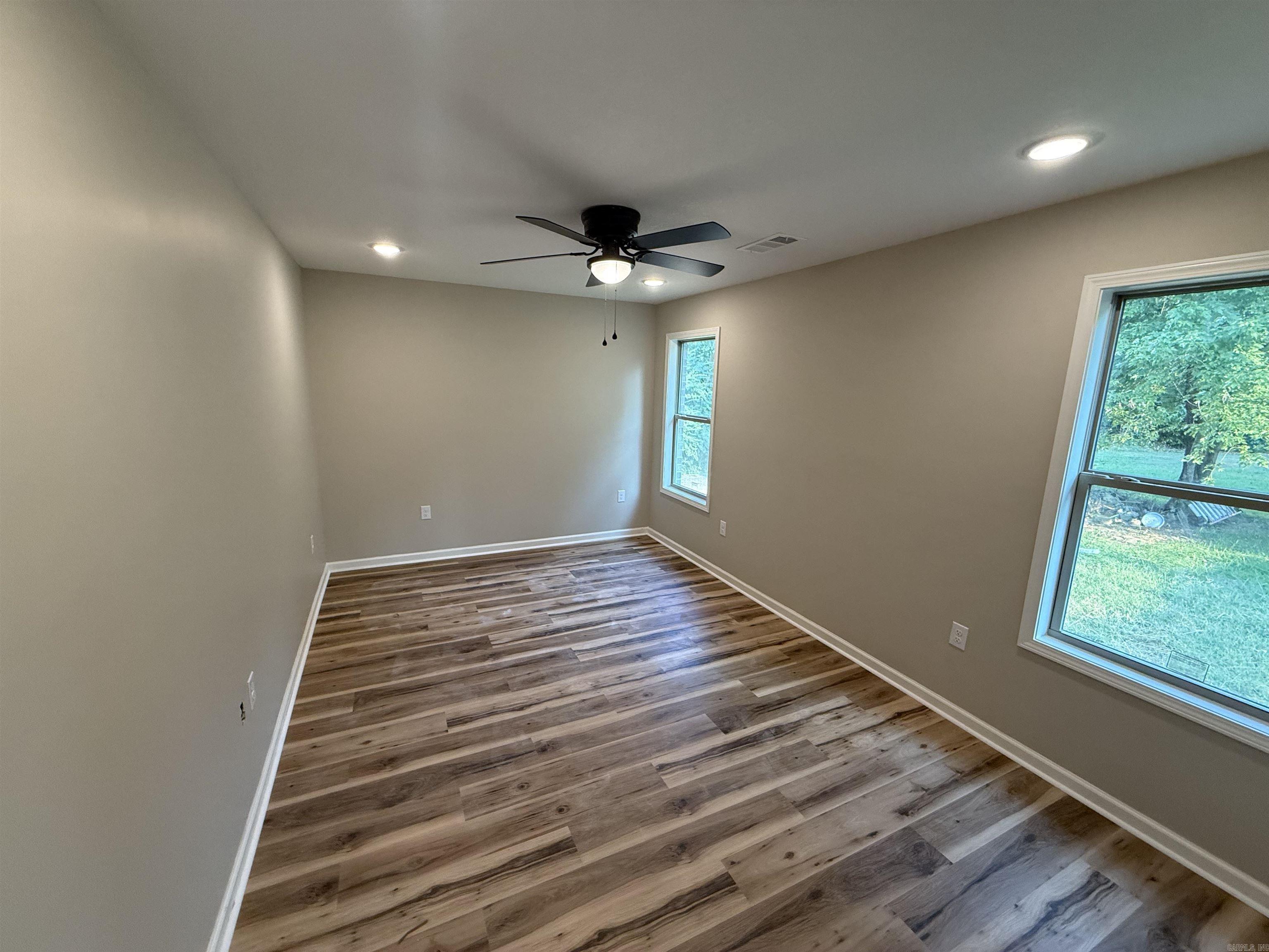 612 E Lake St Property Photo 5