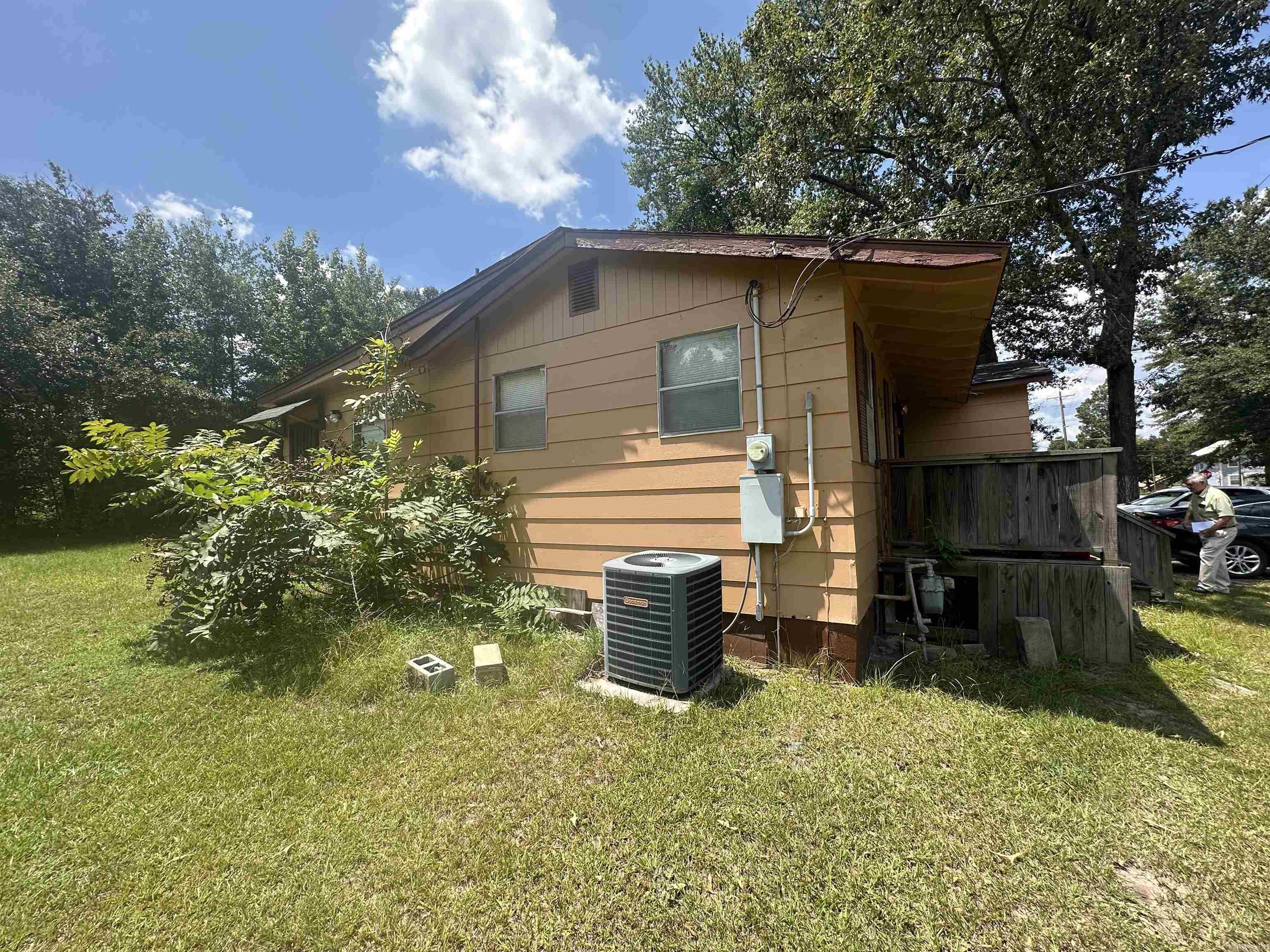 105 E 6th Property Photo 2