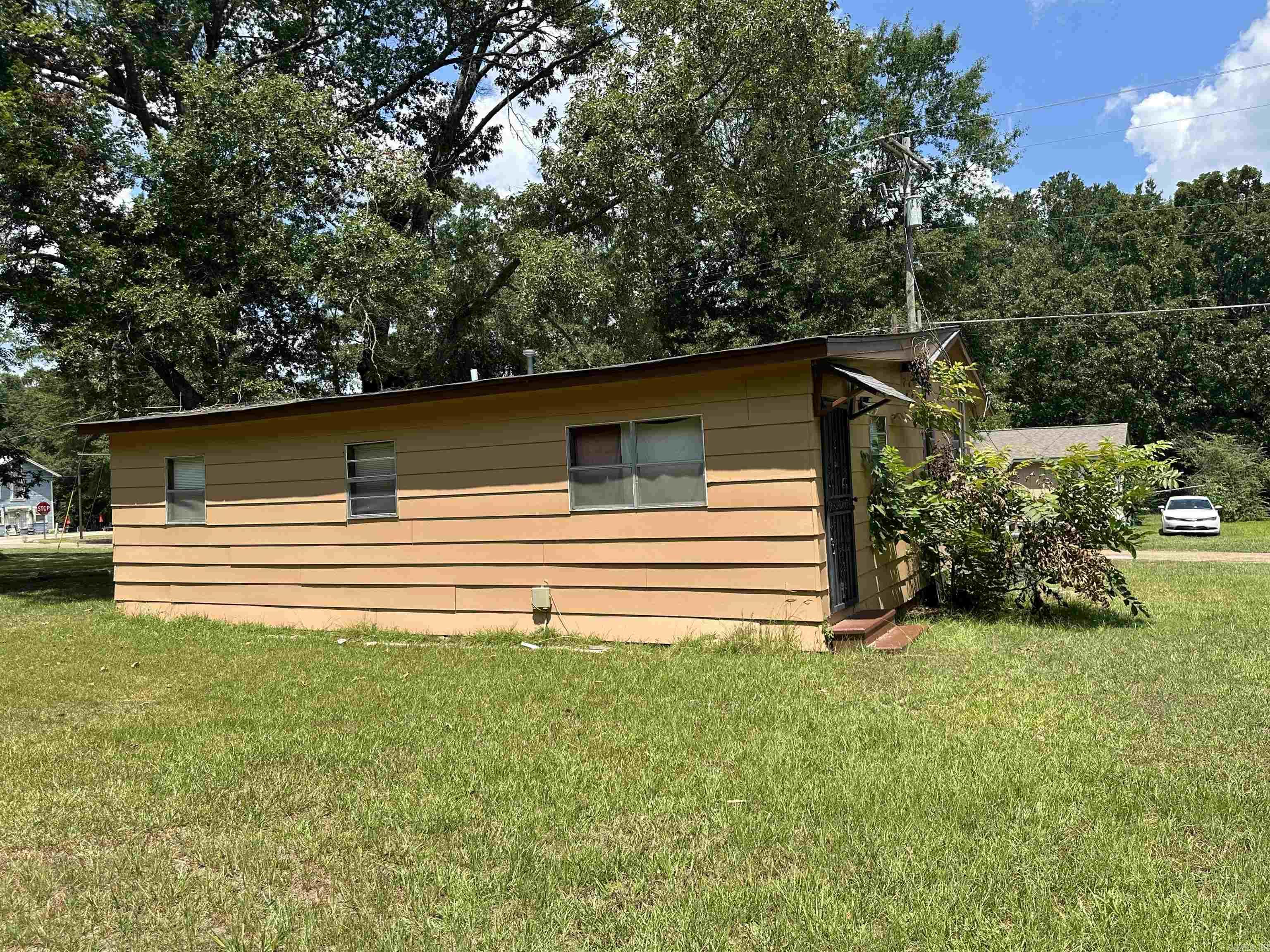 105 E 6th Property Photo 3