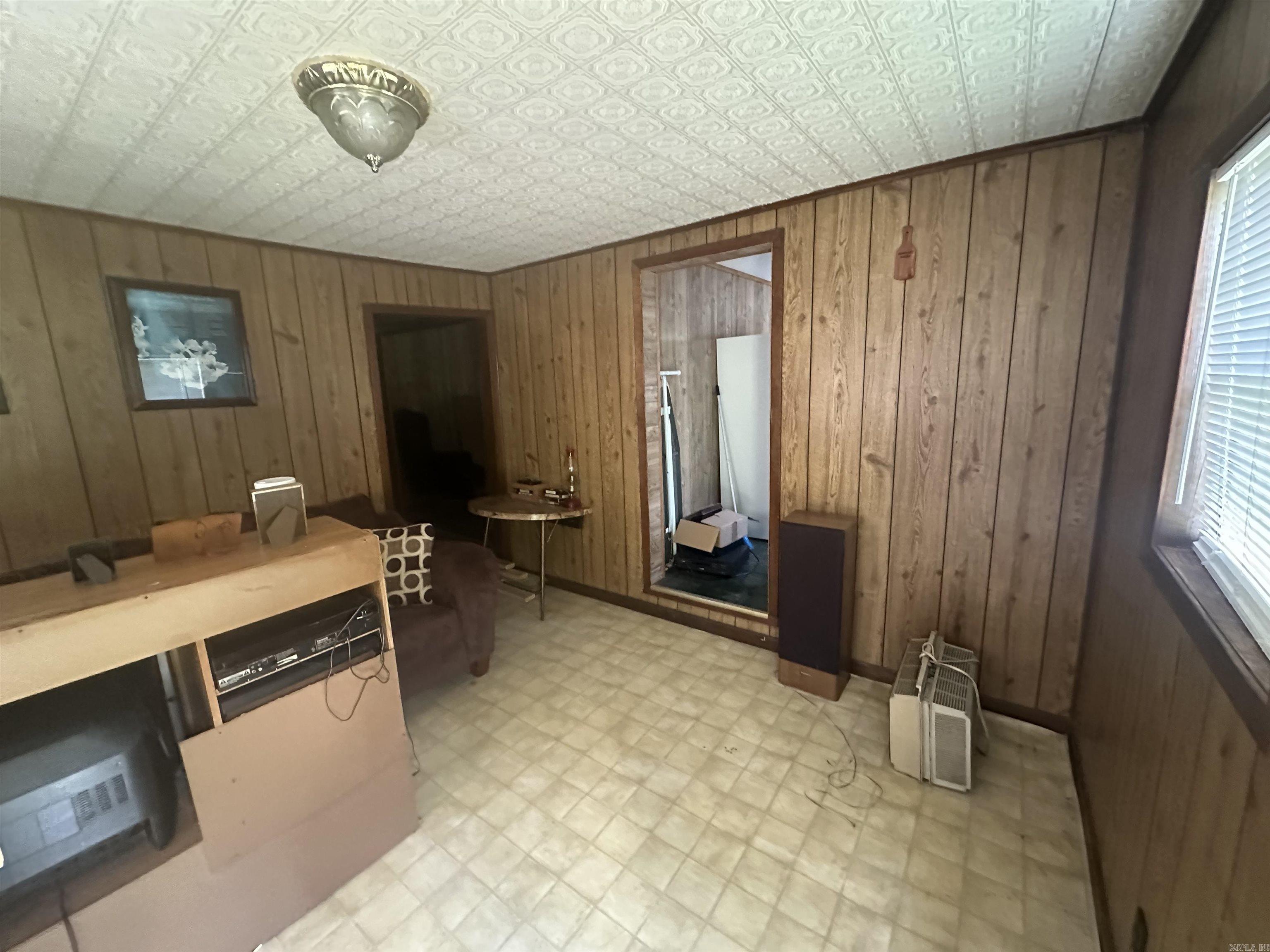 105 E 6th Property Photo 4