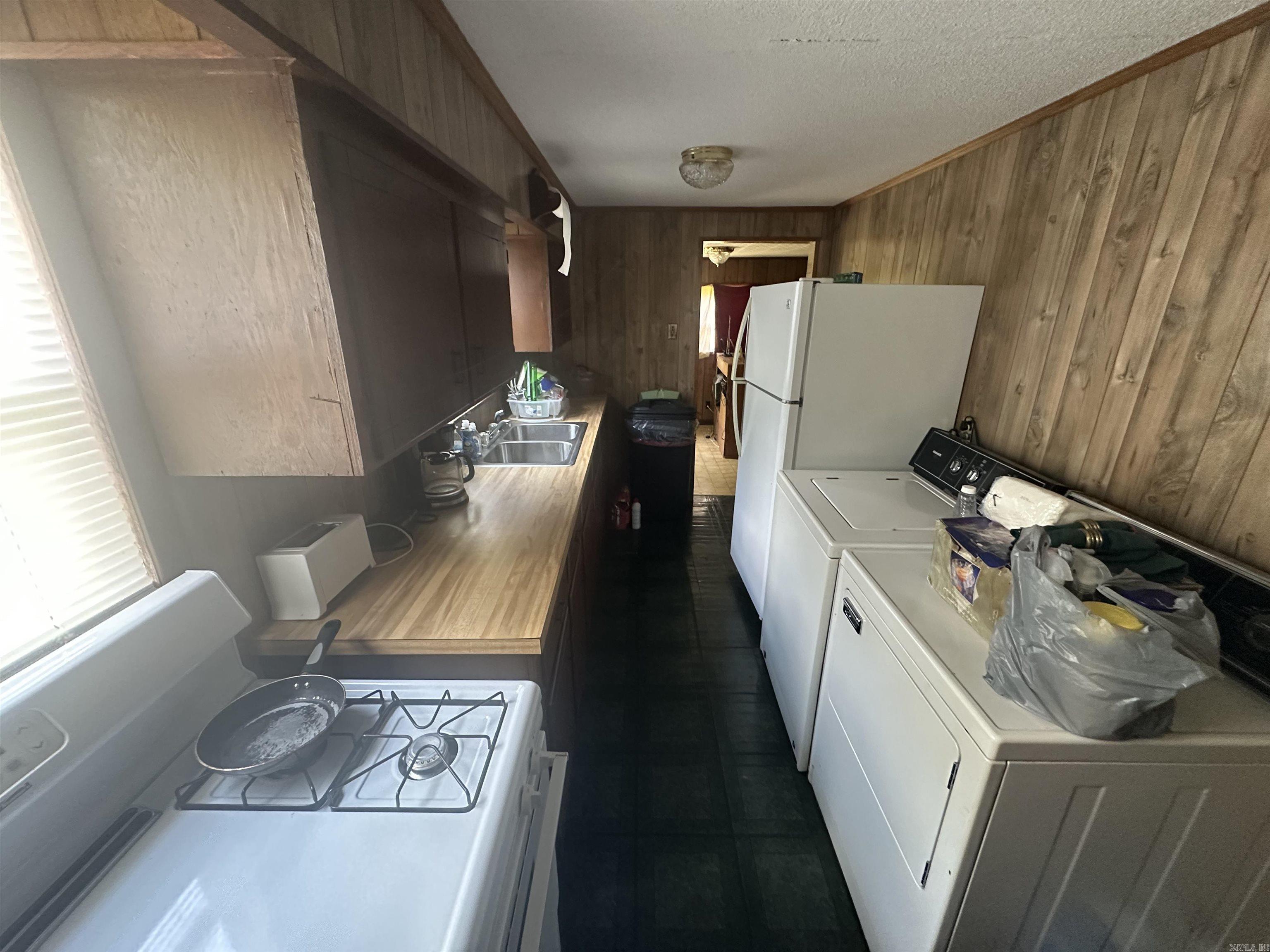 105 E 6th Property Photo 6