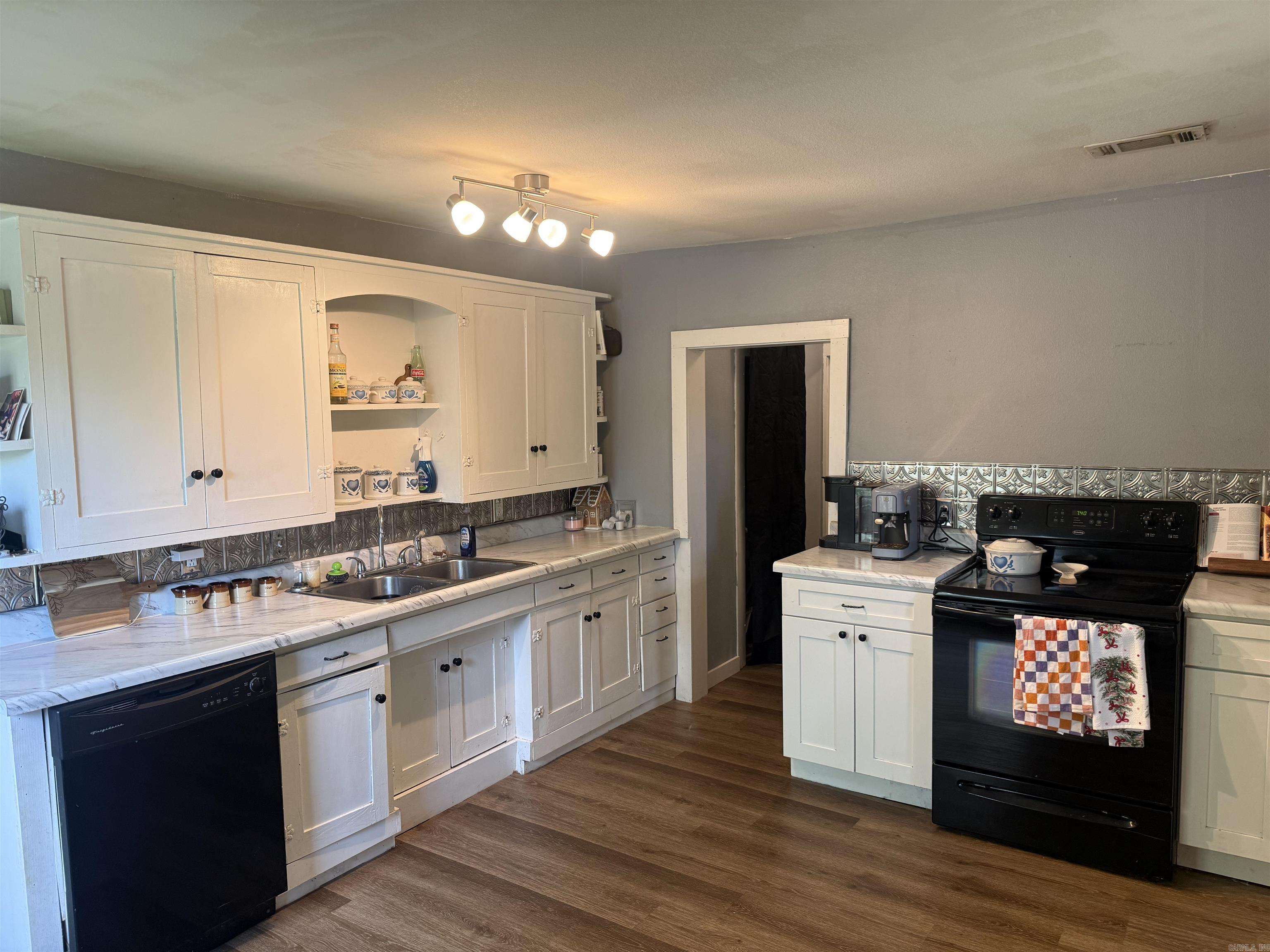 69 College Street Property Photo 7