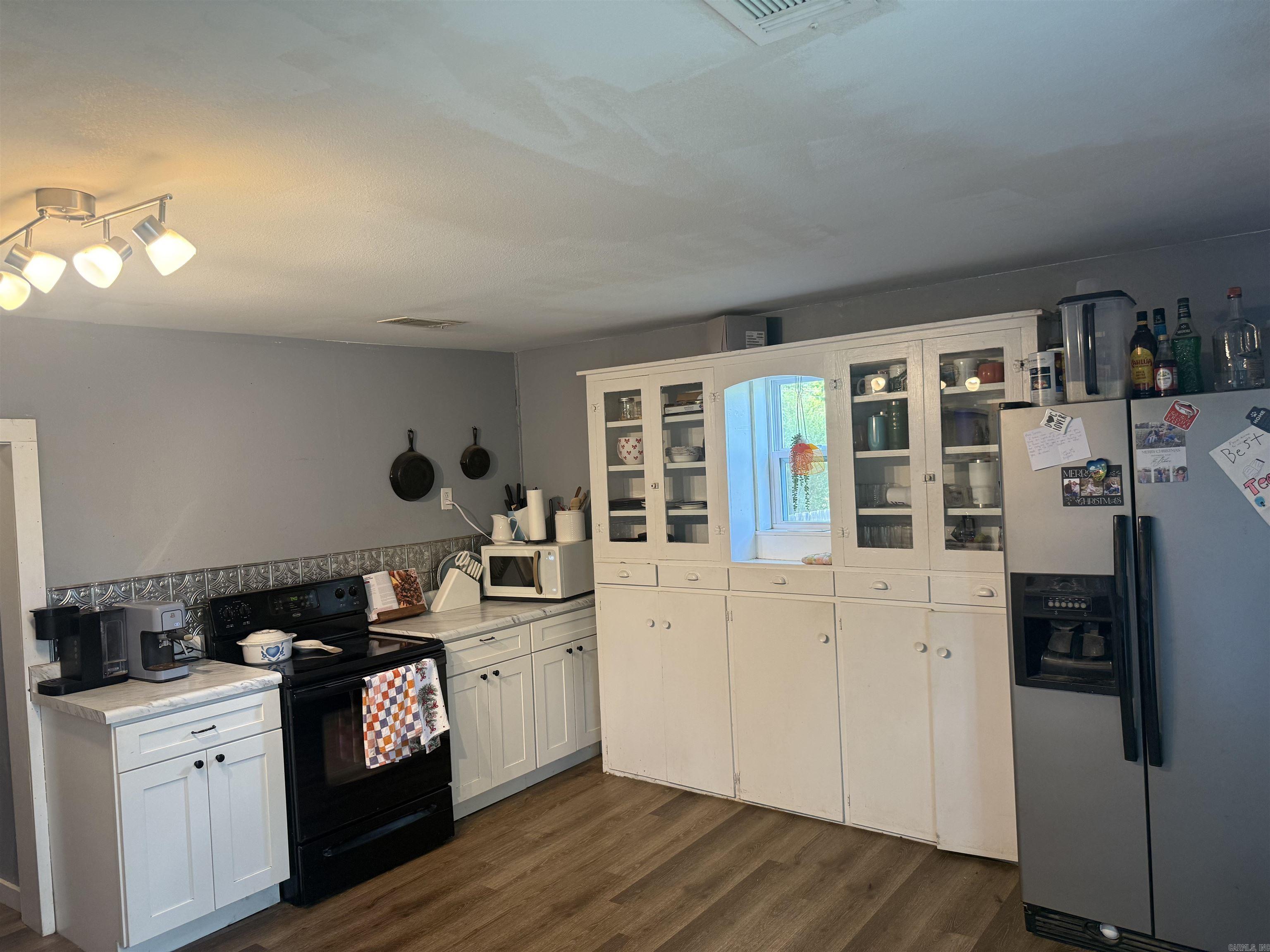 69 College Street Property Photo 8
