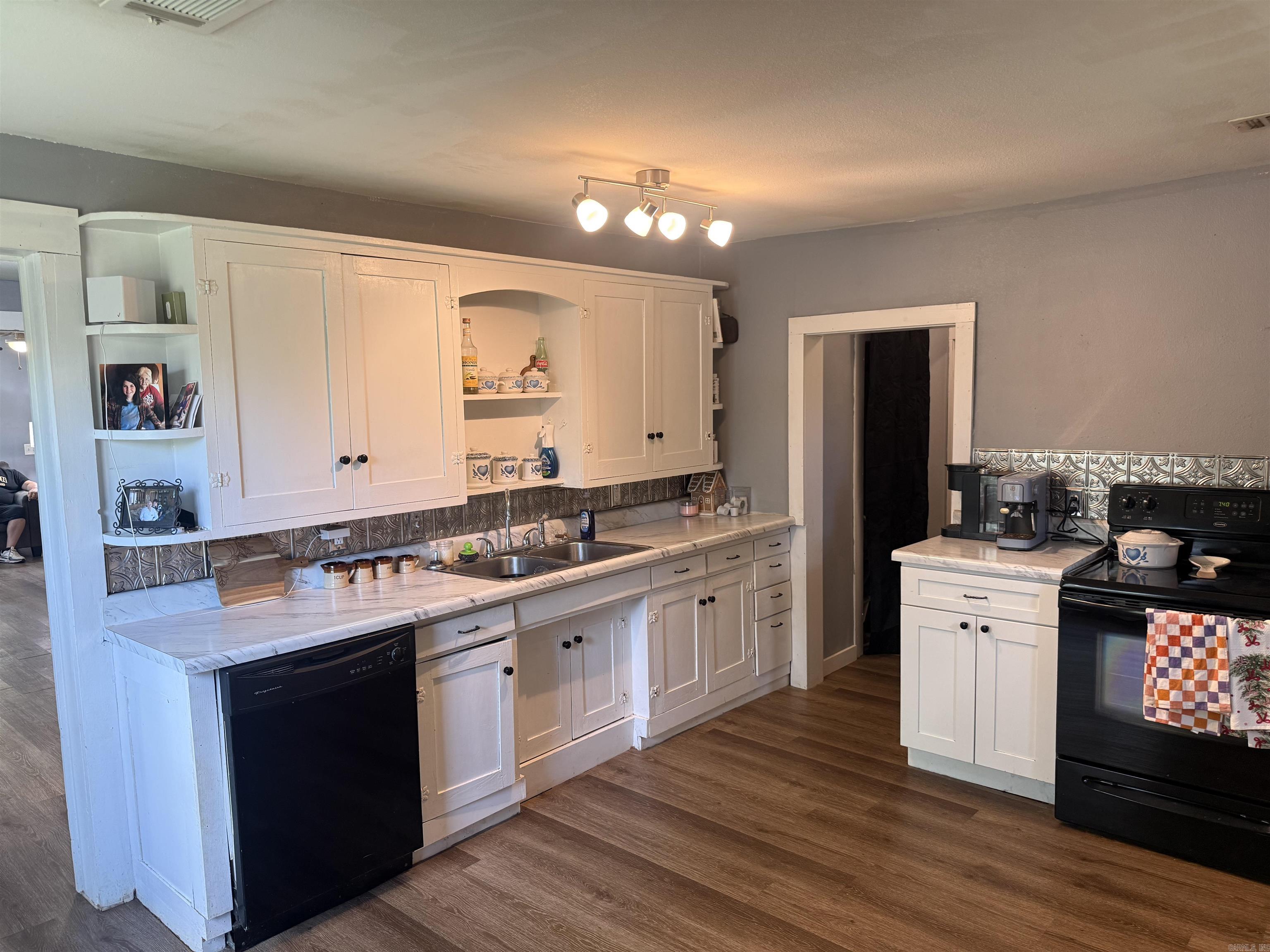69 College Street Property Photo 9
