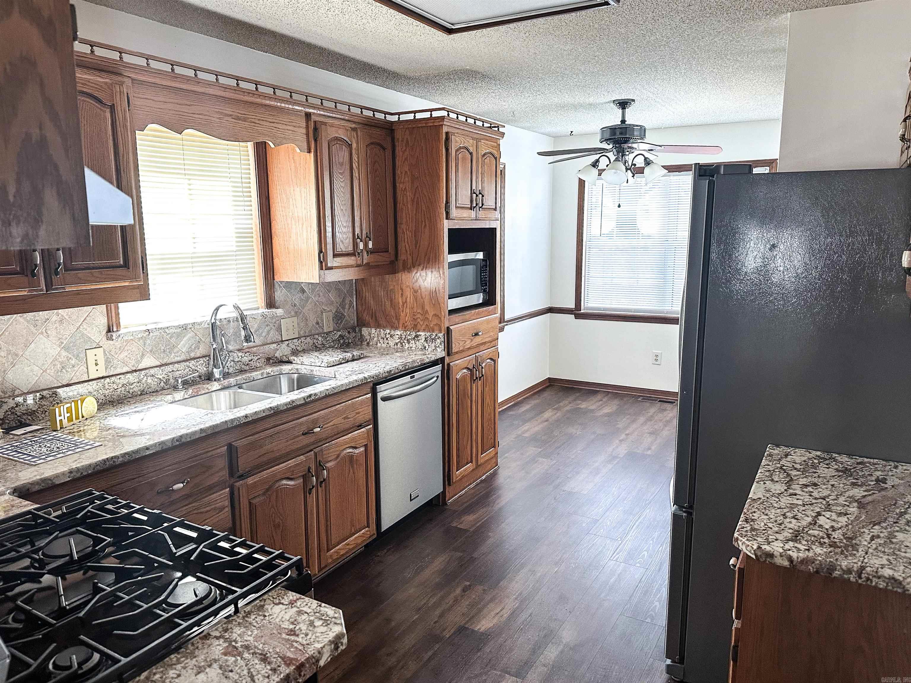 19 White Oak Circle Property Photo 3