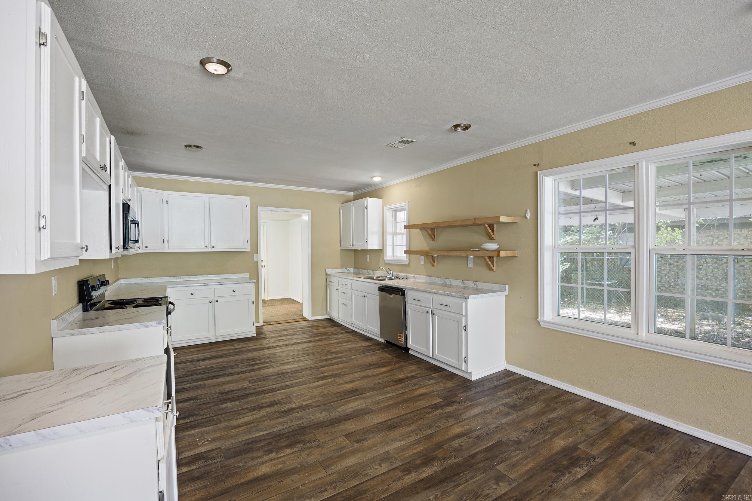 200 E J Street Property Photo 6