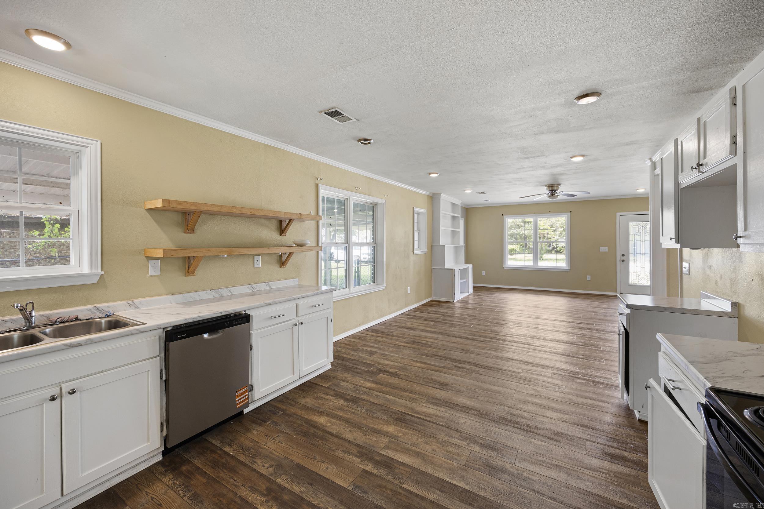 200 E J Street Property Photo 7